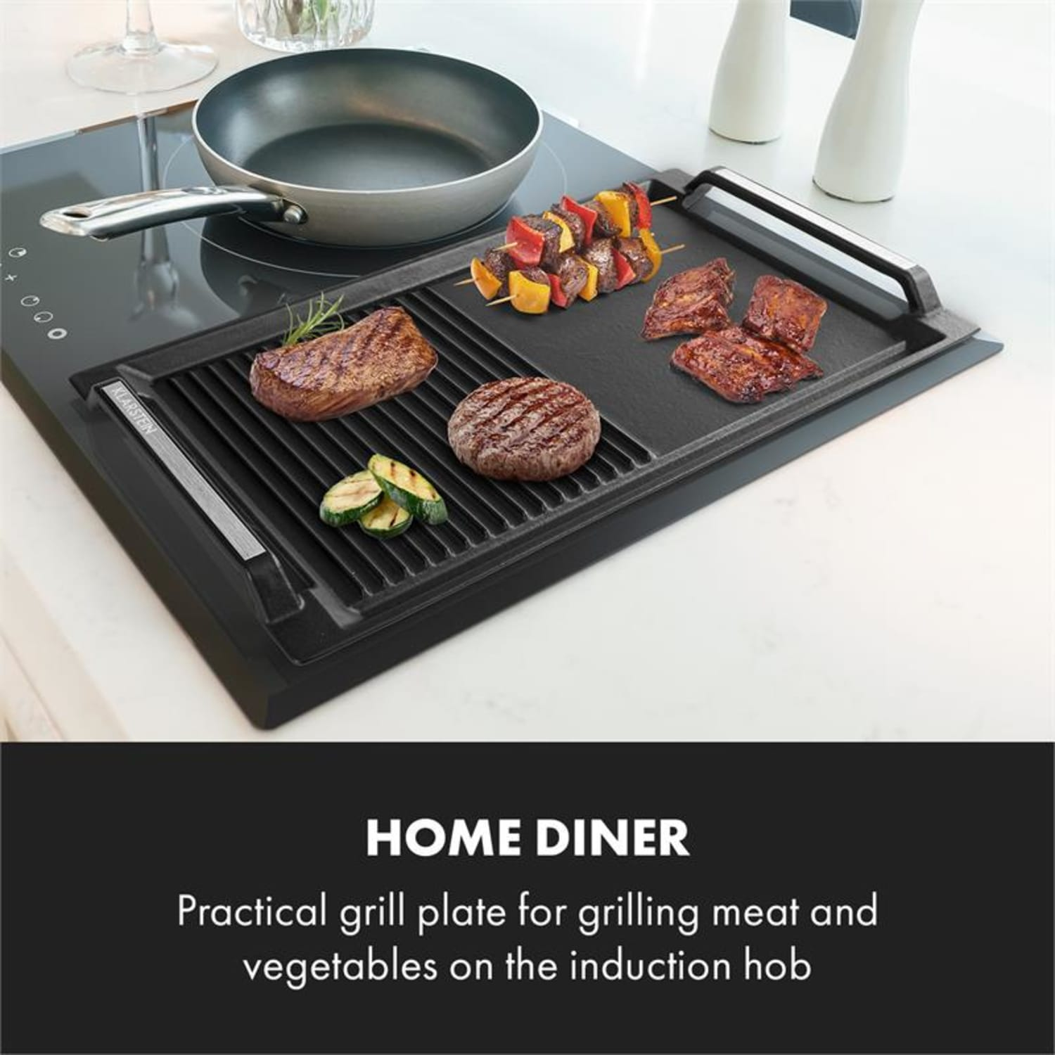 Eine schwarze Grillplatte mit Essen darauf. Es gibt Steaks, Gemüse und Spieße. Der Hintergrund ist schwarz.