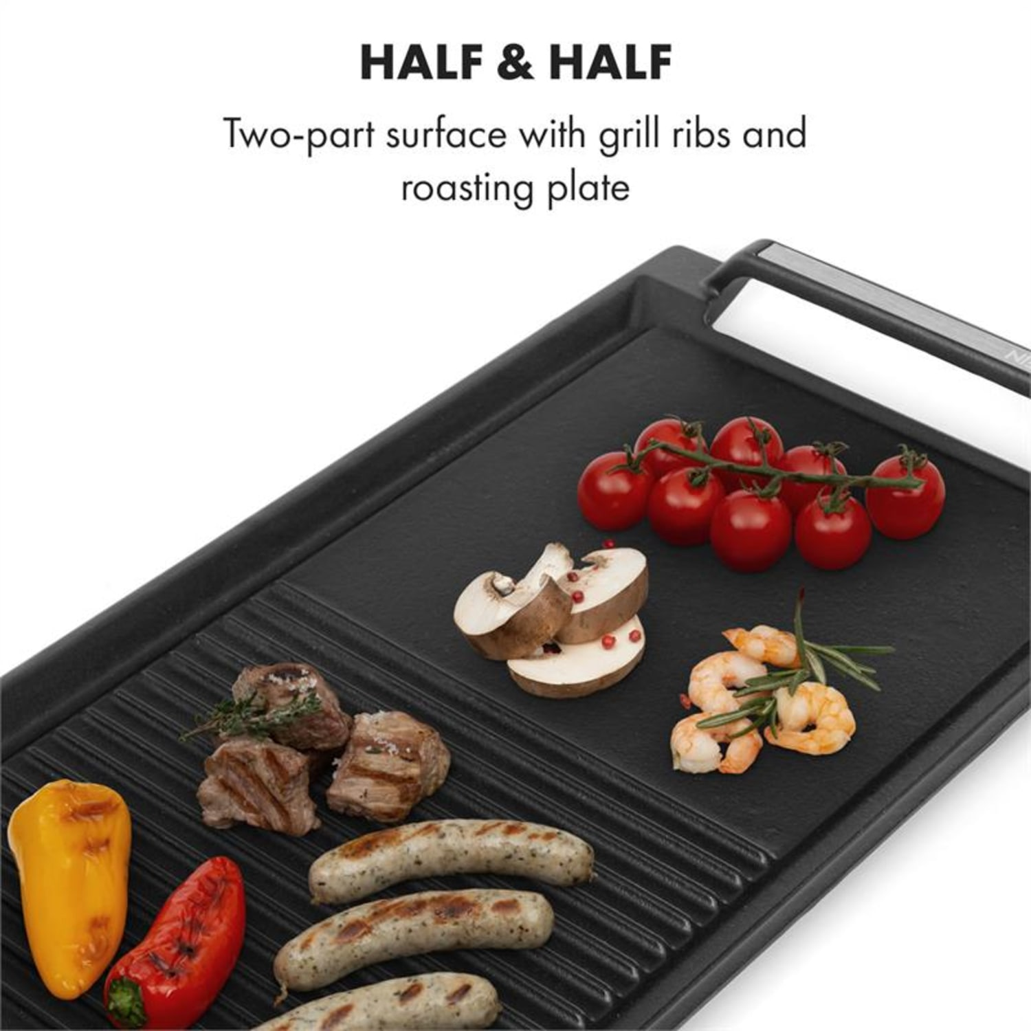 Grill mit Gemüse und Fleisch. Tomaten, Pilze, Würstchen, Paprika und Garnelen liegen auf der Oberfläche.