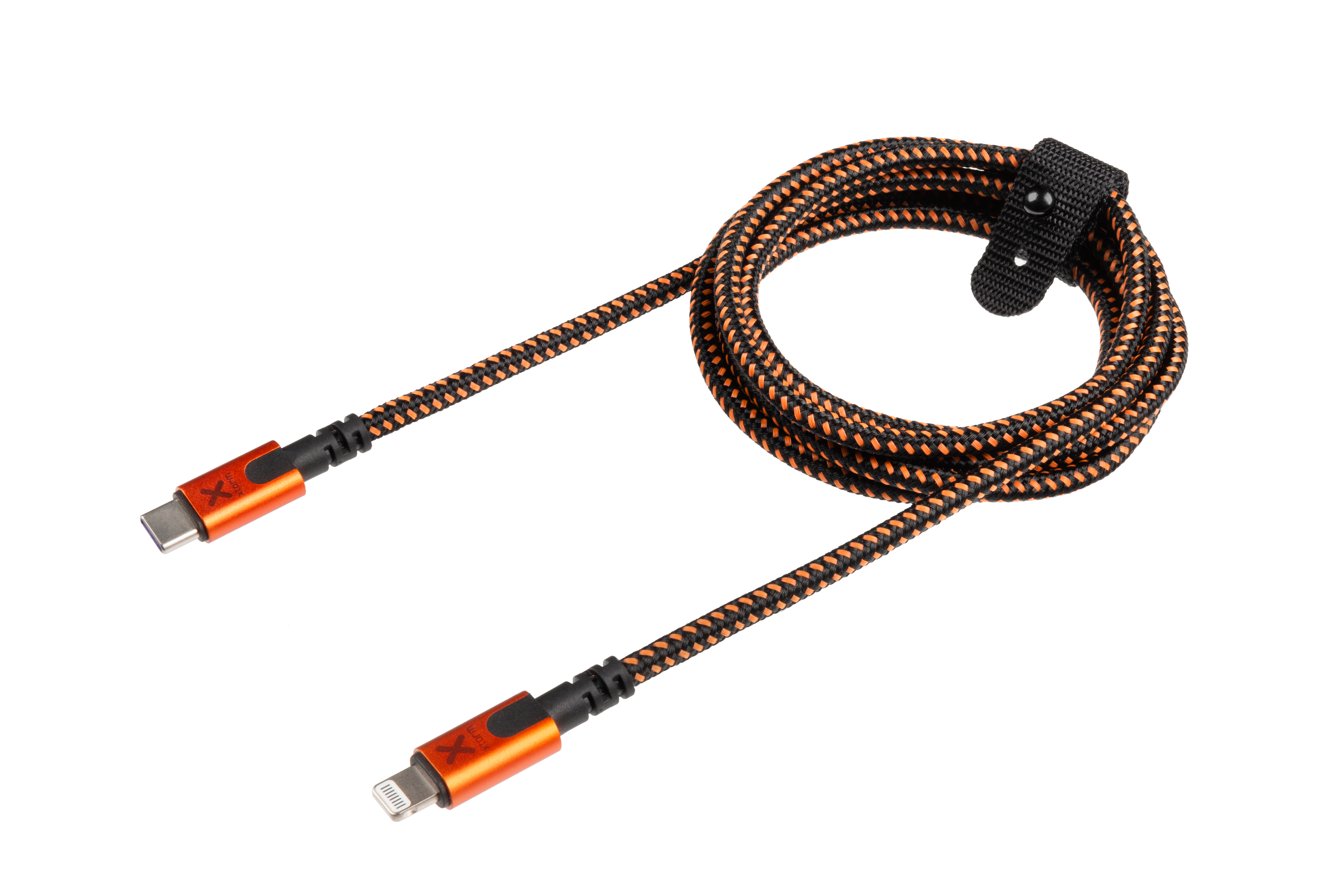 Cavo di ricarica intrecciato arancione e nero con connettori USB-C e Lightning, arrotolato.