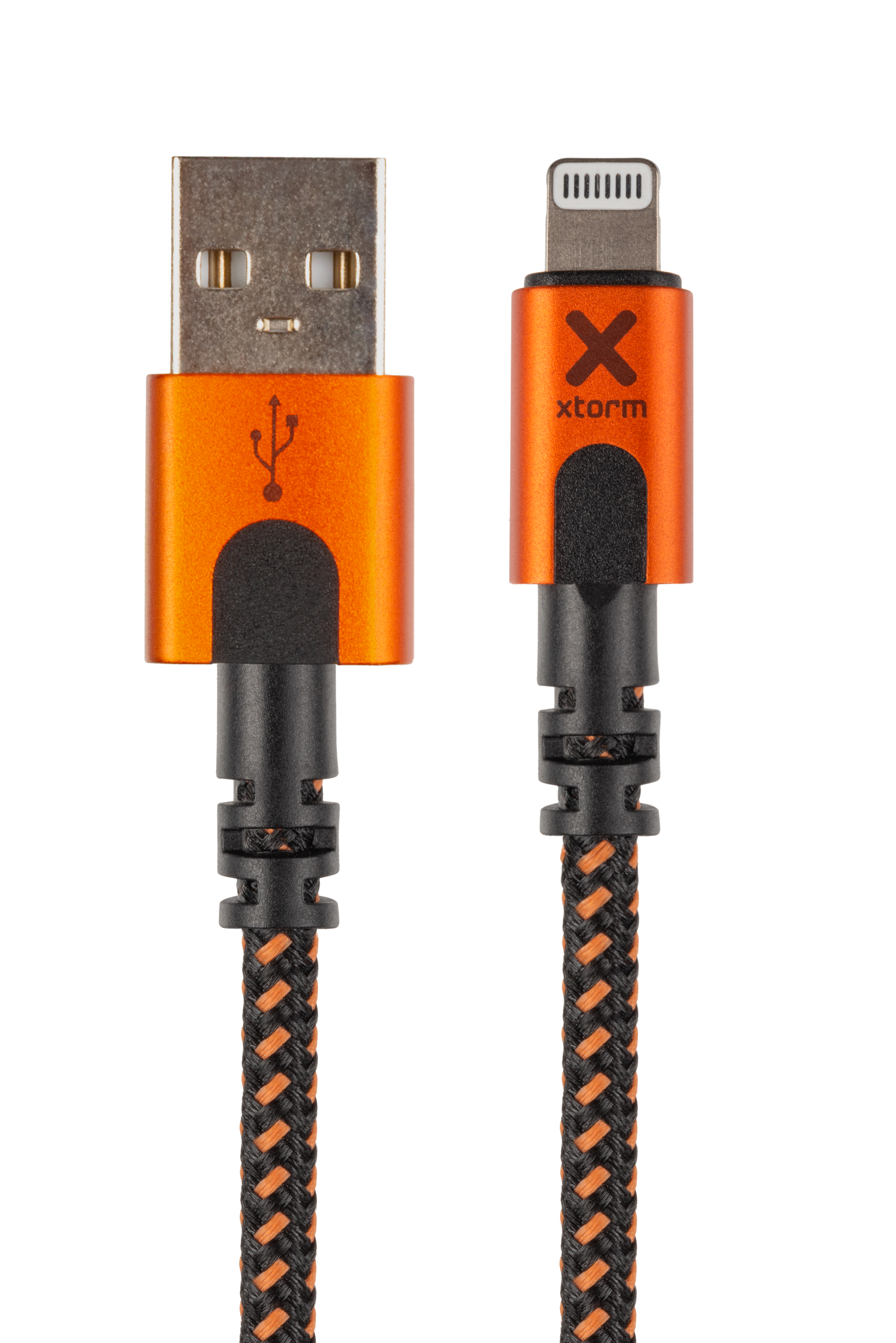 Cavo da USB a Lightning arancione e nero. Isolato su sfondo bianco. Il cavo ha il logo 'xtorm'.