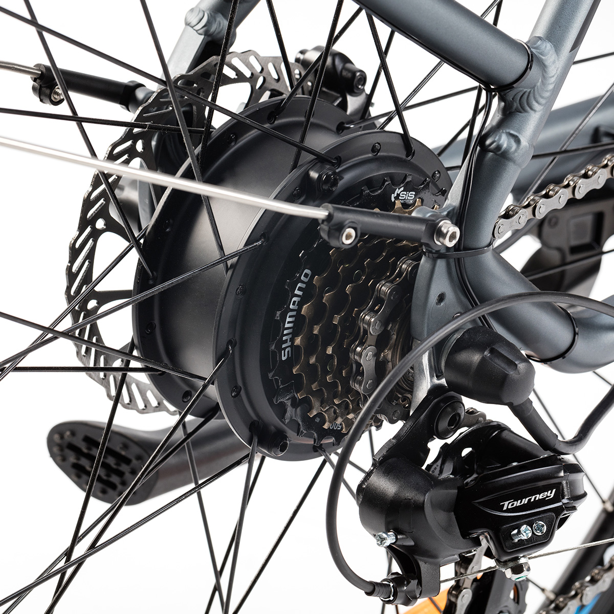 Primo piano di una ruota di bicicletta con ingranaggi e freni a disco; colori grigio e nero.