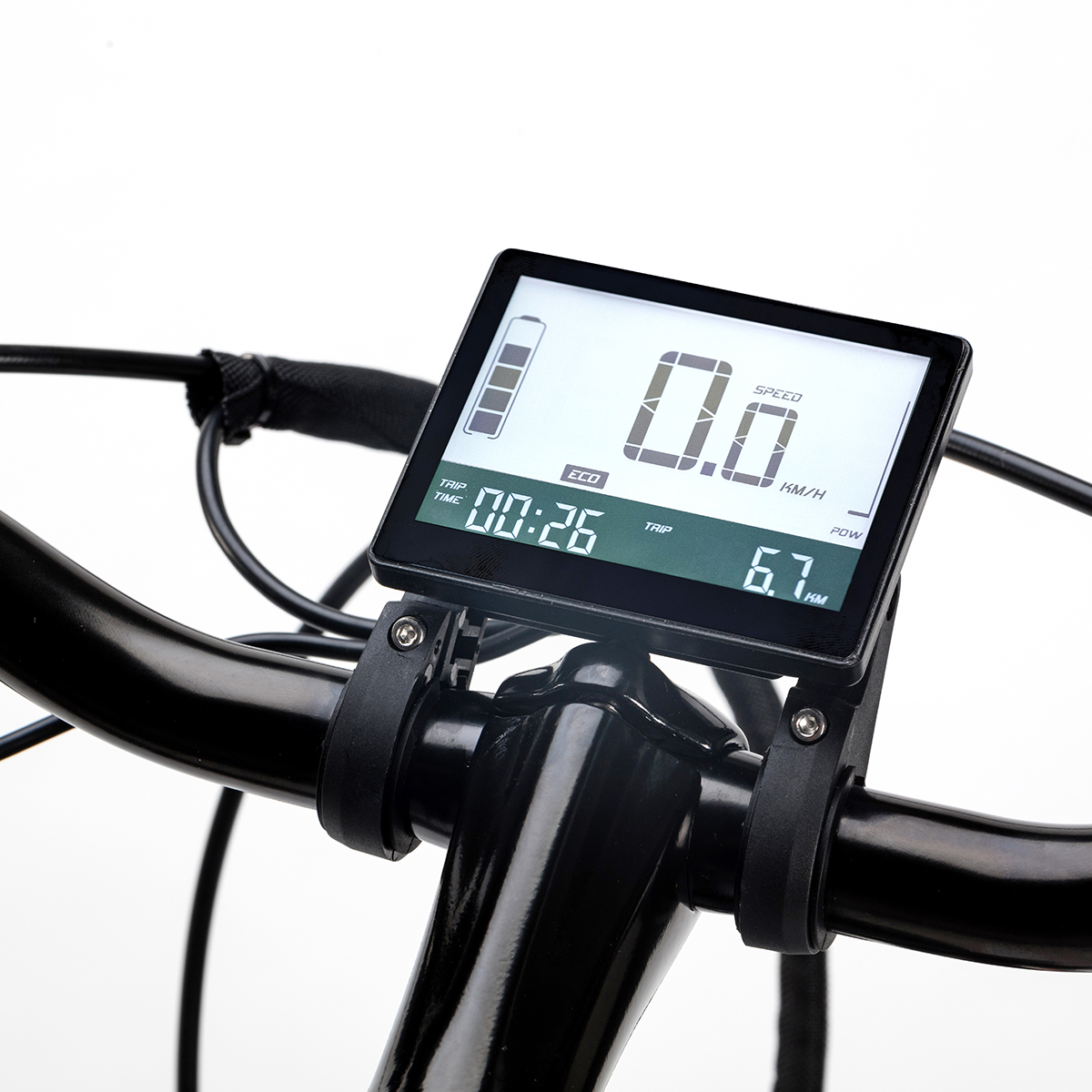 Manubrio della bicicletta con display digitale che mostra velocità e altri dati; in bianco e nero.