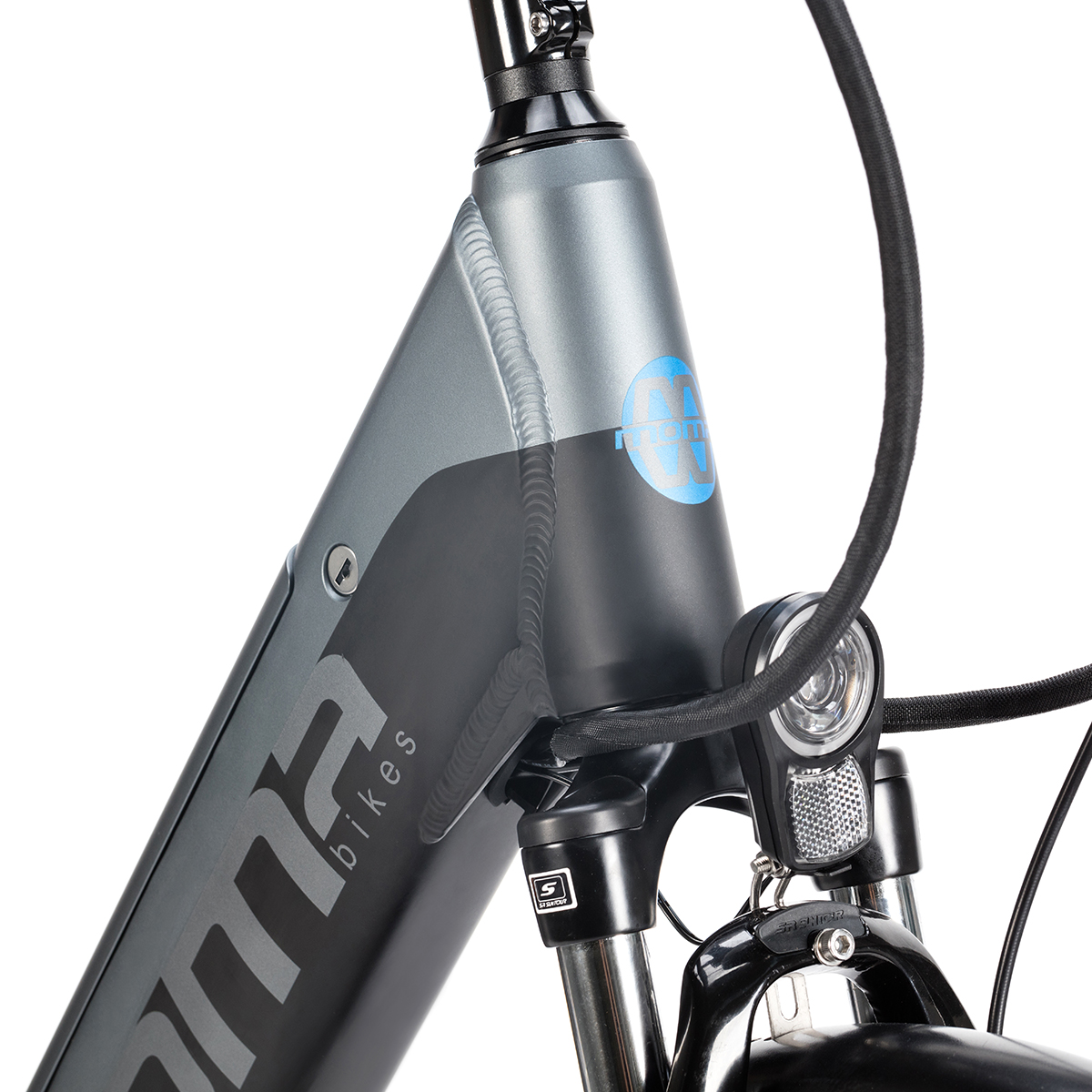 Primo piano della parte anteriore di una bici elettrica, con il logo del marchio visibile.