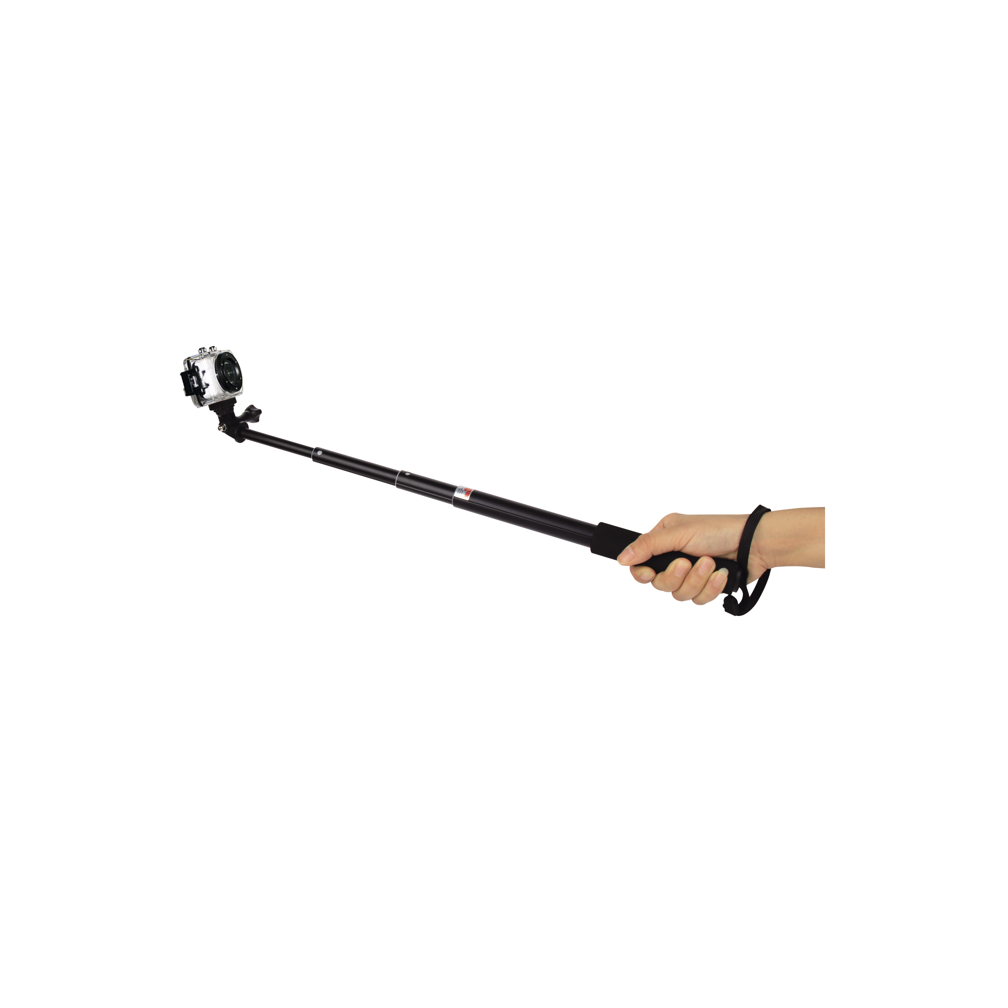Una mano sostiene un selfie stick negro con una cámara. El fondo es blanco.