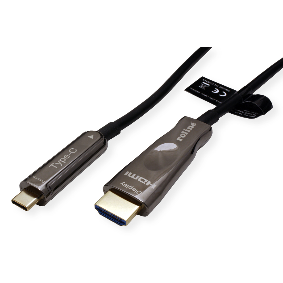 Cable HDMI con Type-C en un extremo y HDMI en otro, ambos etiquetados, sobre superficie blanca.