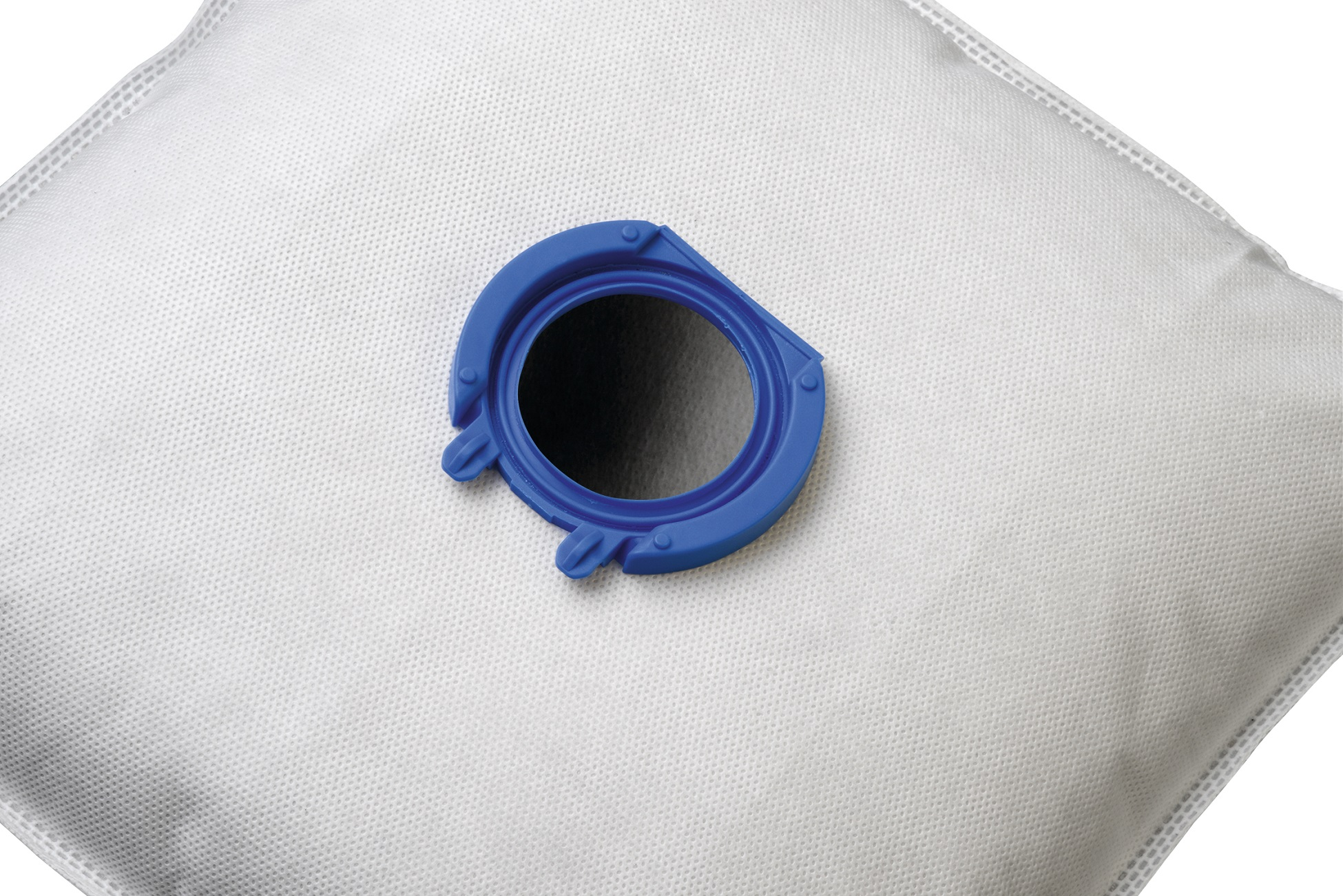 Weißer Staubsaugerbeutel mit einer blauen Kunststofföffnung.