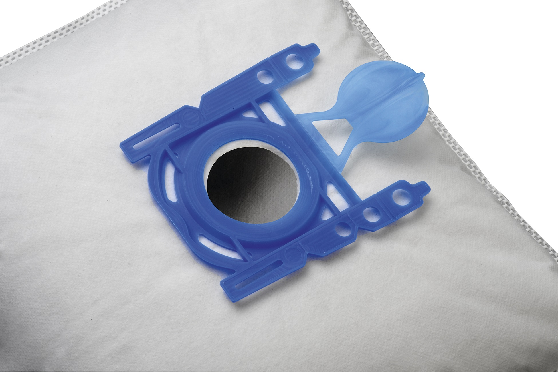 Staubsaugerbeutel mit blauem Kunststoffhalter. Weißer Hintergrund.