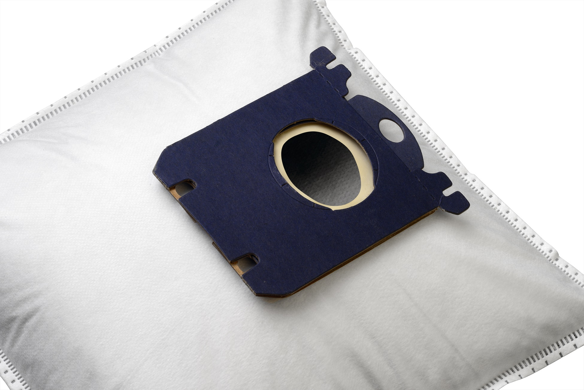 Weißer Staubsaugerbeutel mit einer blauen Kartonöffnung. Er hat eine kreisförmige Öffnung in der Mitte.