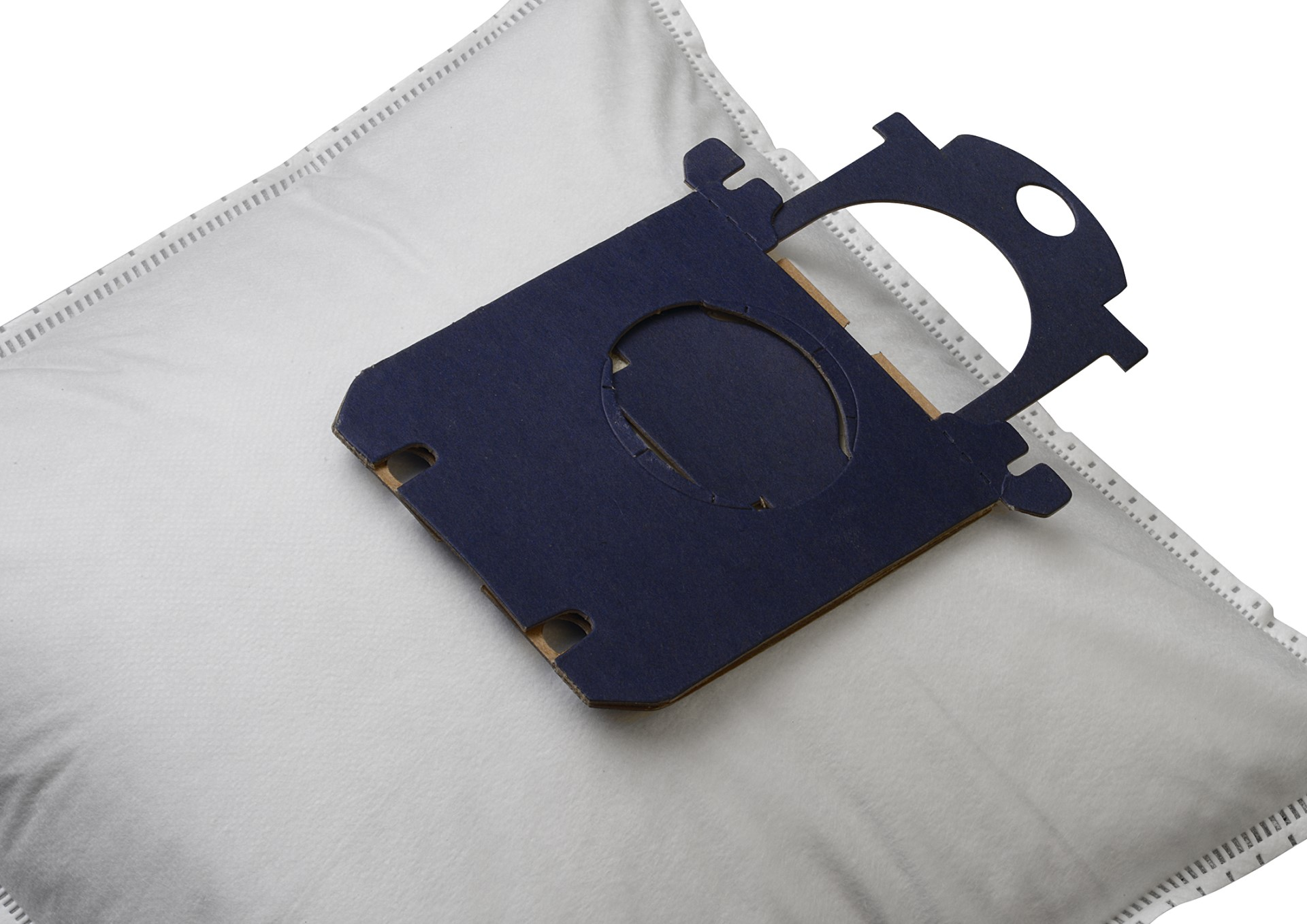 Weißer Staubsaugerbeutel mit blauem Kartonteil.