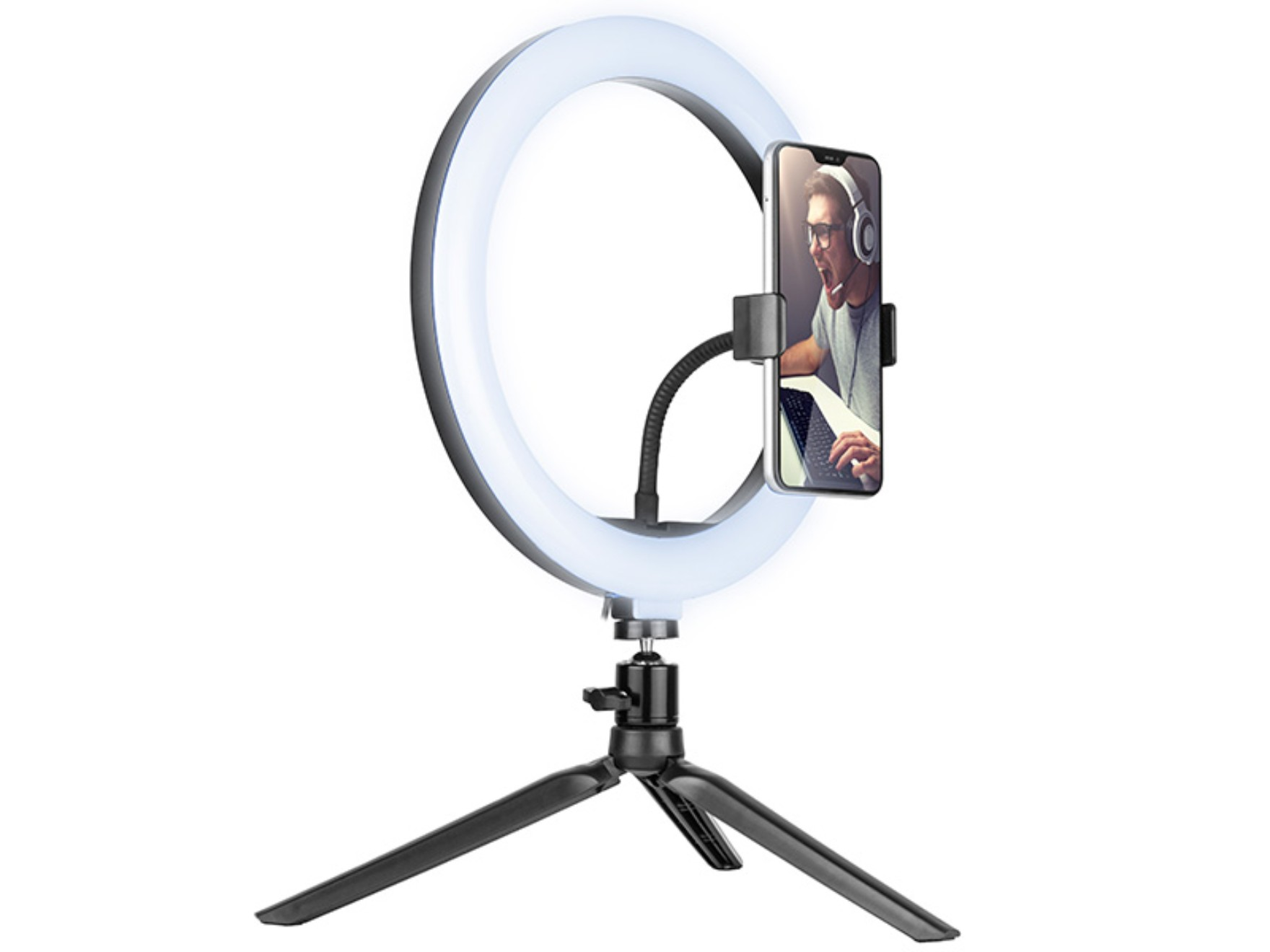 Ein Ringlicht mit befestigtem Telefon, montiert auf einem Stativ, zeigt einen Mann bei einem Videoanruf.