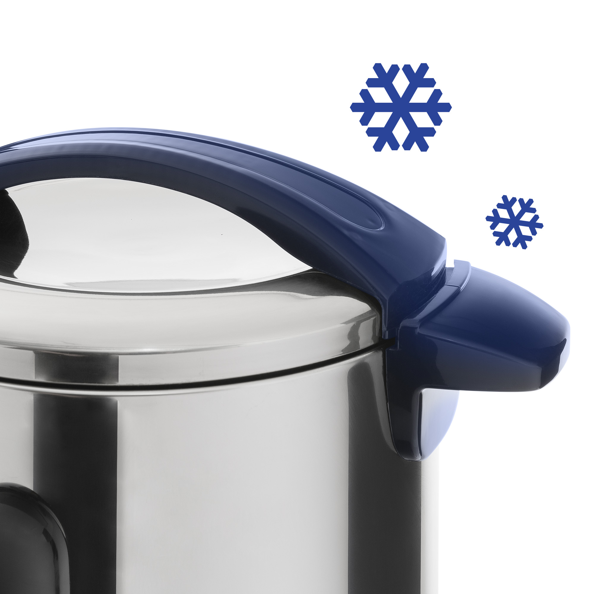 Nahaufnahme einer Edelstahl-Thermoskanne mit blauem Griff, mit Schneeflocken darüber.