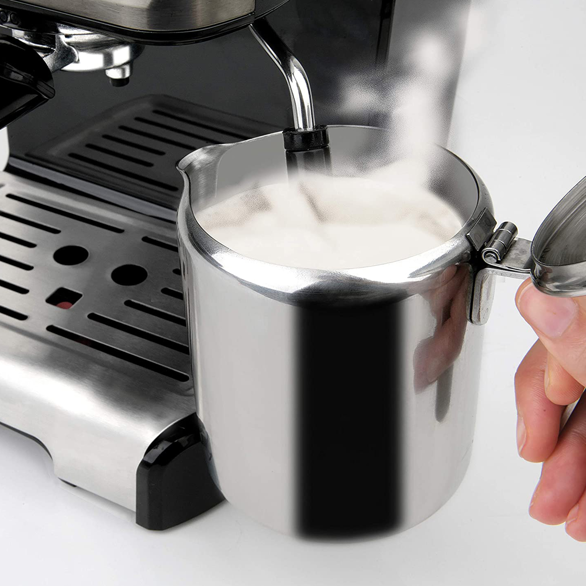 Ekspres do kawy ze stali nierdzewnej z parą wydobywającą się z wylewki do metalowego dzbanka.