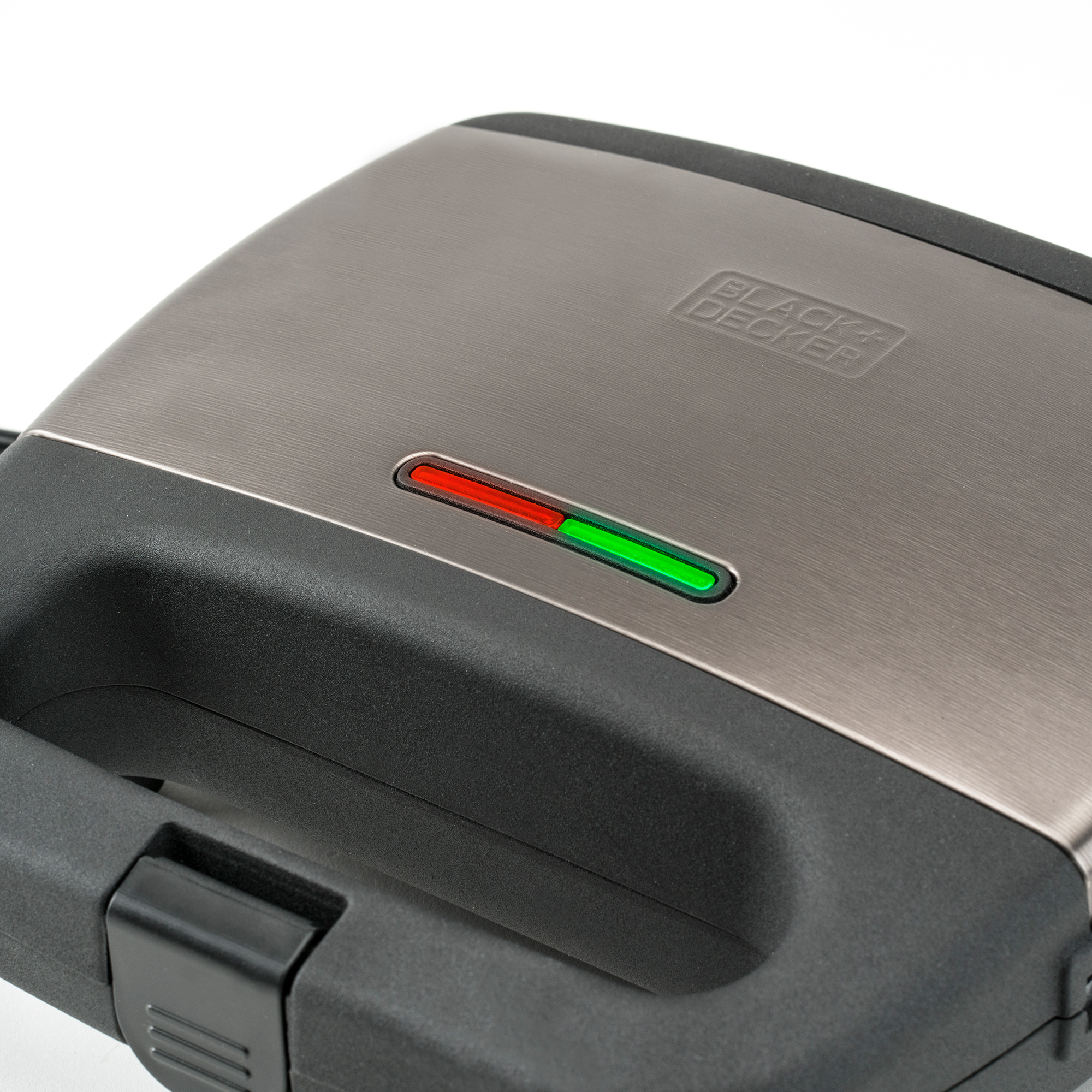 Czarno-srebrna opiekacz do kanapek. Na górze ma czerwone i zielone światło, widoczna jest nazwa marki.