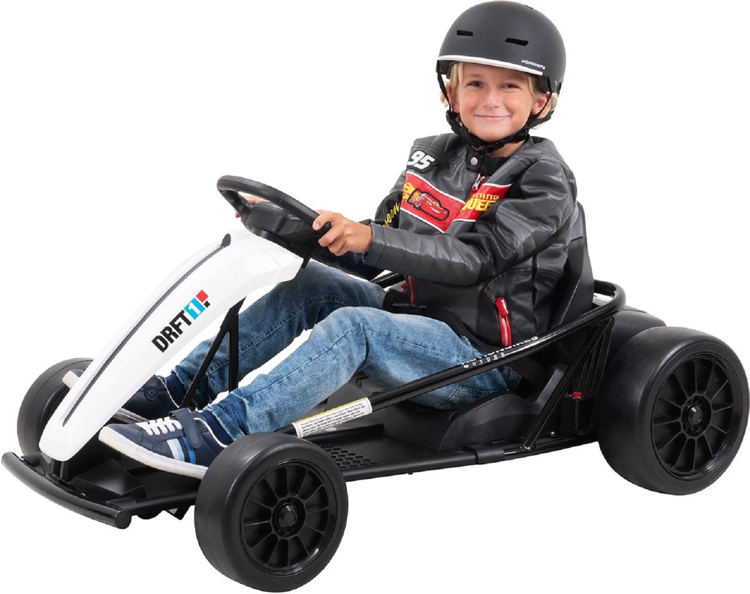Junge in einem Go-Kart, trägt Helm und Jacke. Weißes und schwarzes Go-Kart.