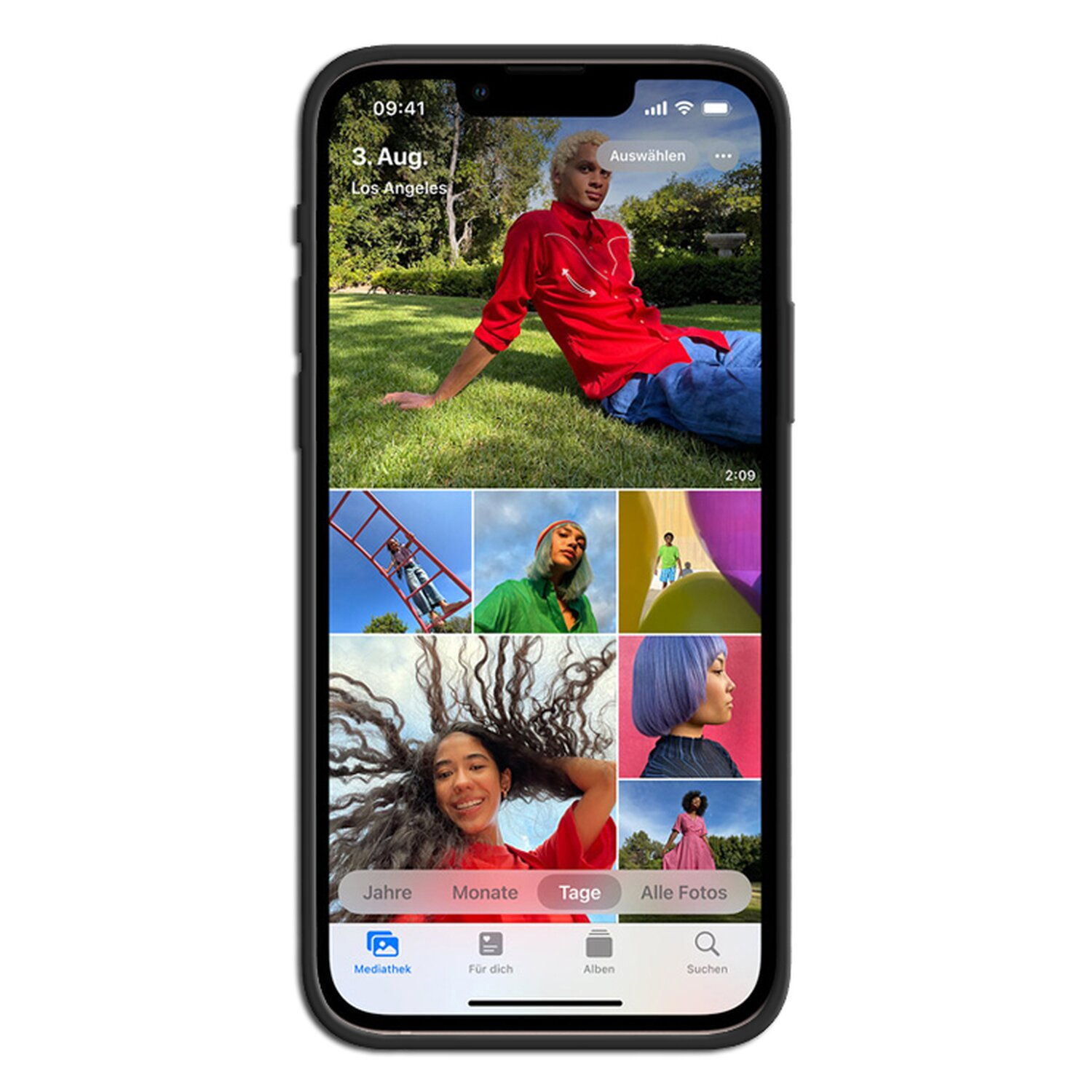 Eine Person betrachtet Fotos auf einem schwarzen iPhone.