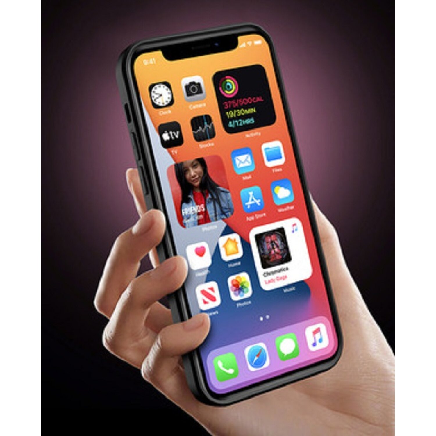 Hand hält Telefon mit bunten App-Symbolen auf dem Bildschirm. Es zeigt Lady Gaga und Zeit.