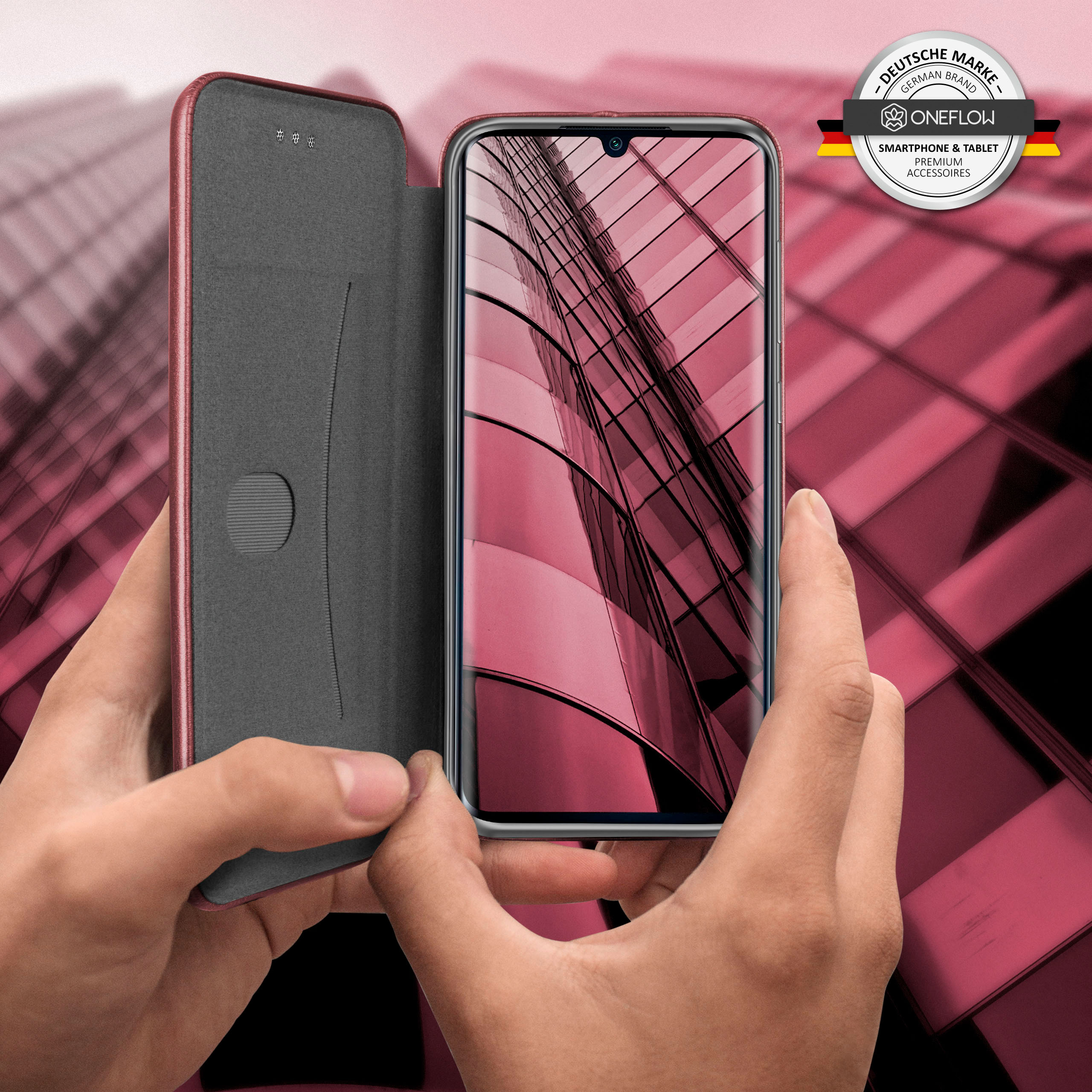 Handyhülle mit Telefon. Hände halten die offene Hülle. Der Bildschirm ist rosa.