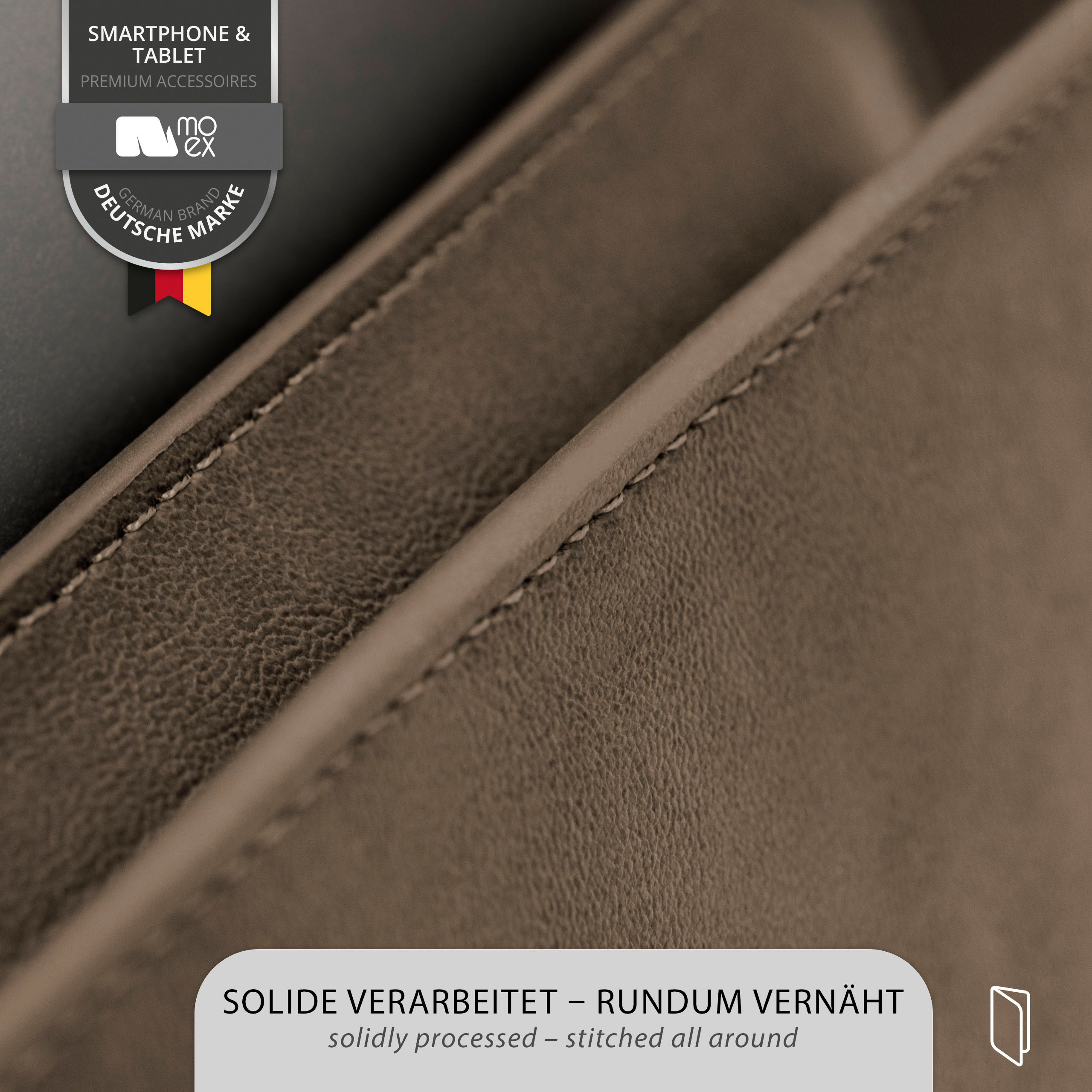 Nahaufnahme einer braunen Leder-Handyhülle. Die Hülle zeigt genähte Nähte und ein deutsches Markenlogo.