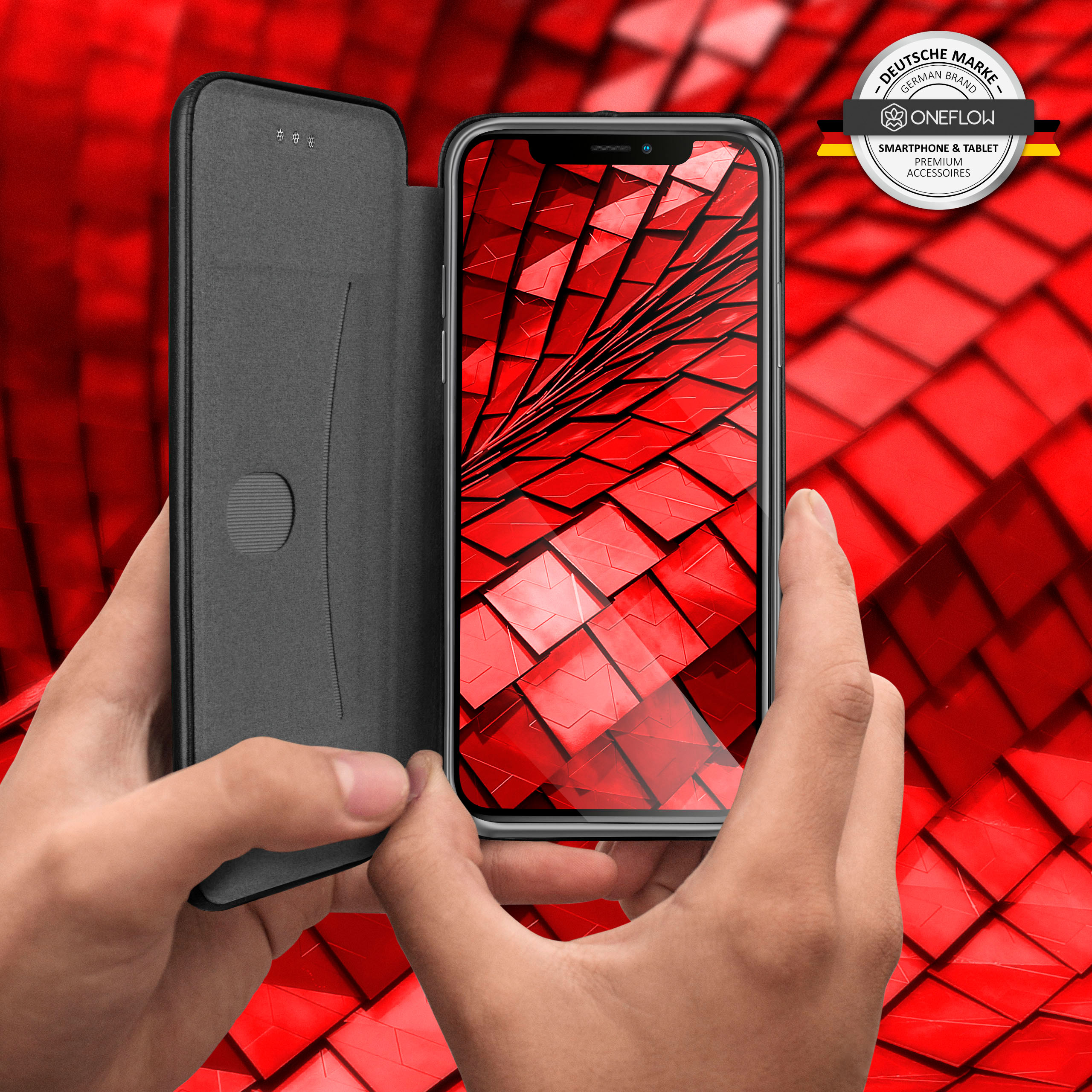 Telefonhülle mit Telefon darin und Händen, die es halten. Rote Fliesen im Hintergrund.