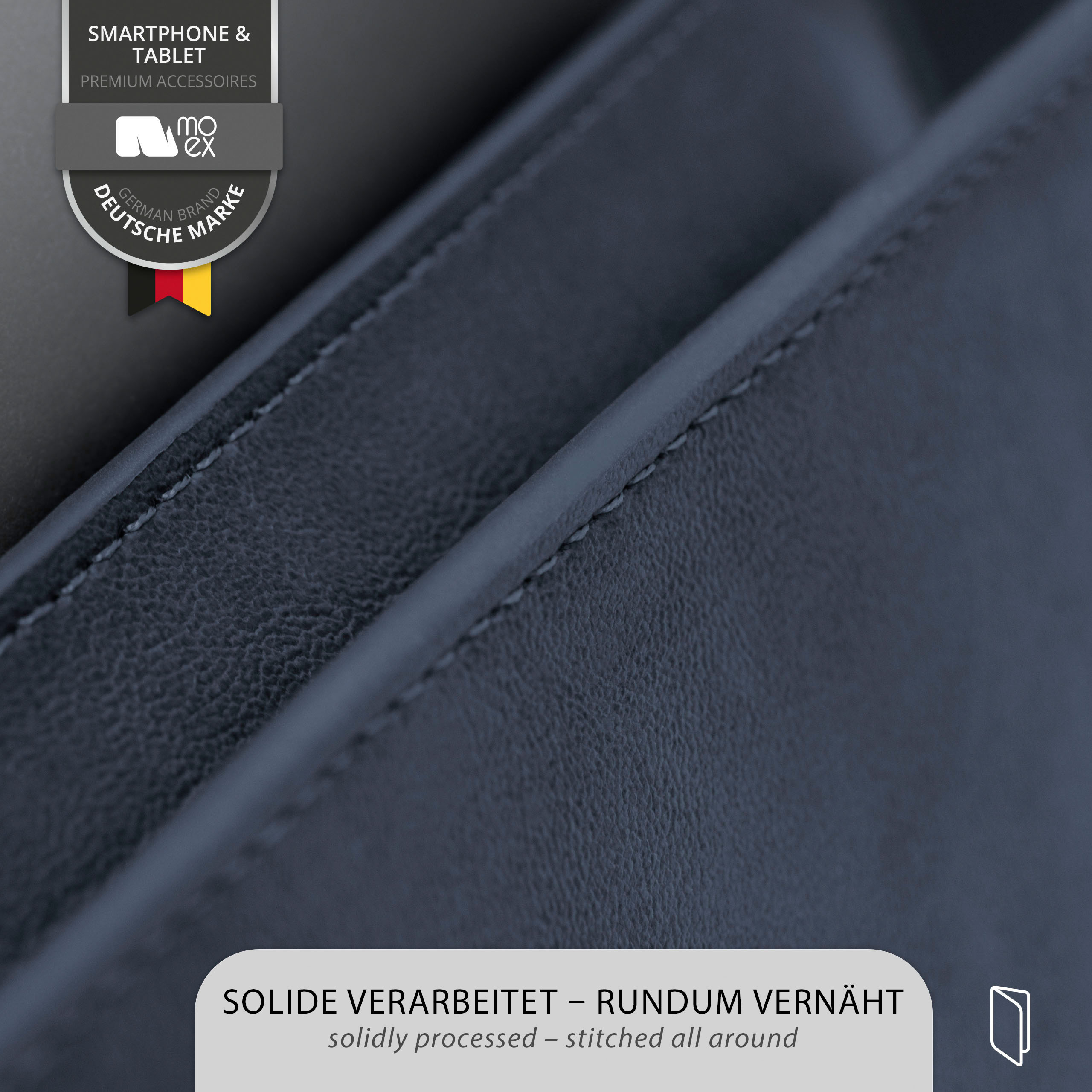 Nahaufnahme einer dunkelblauen Handyhülle mit deutschem Markenlogo und Text. Es ist genäht.