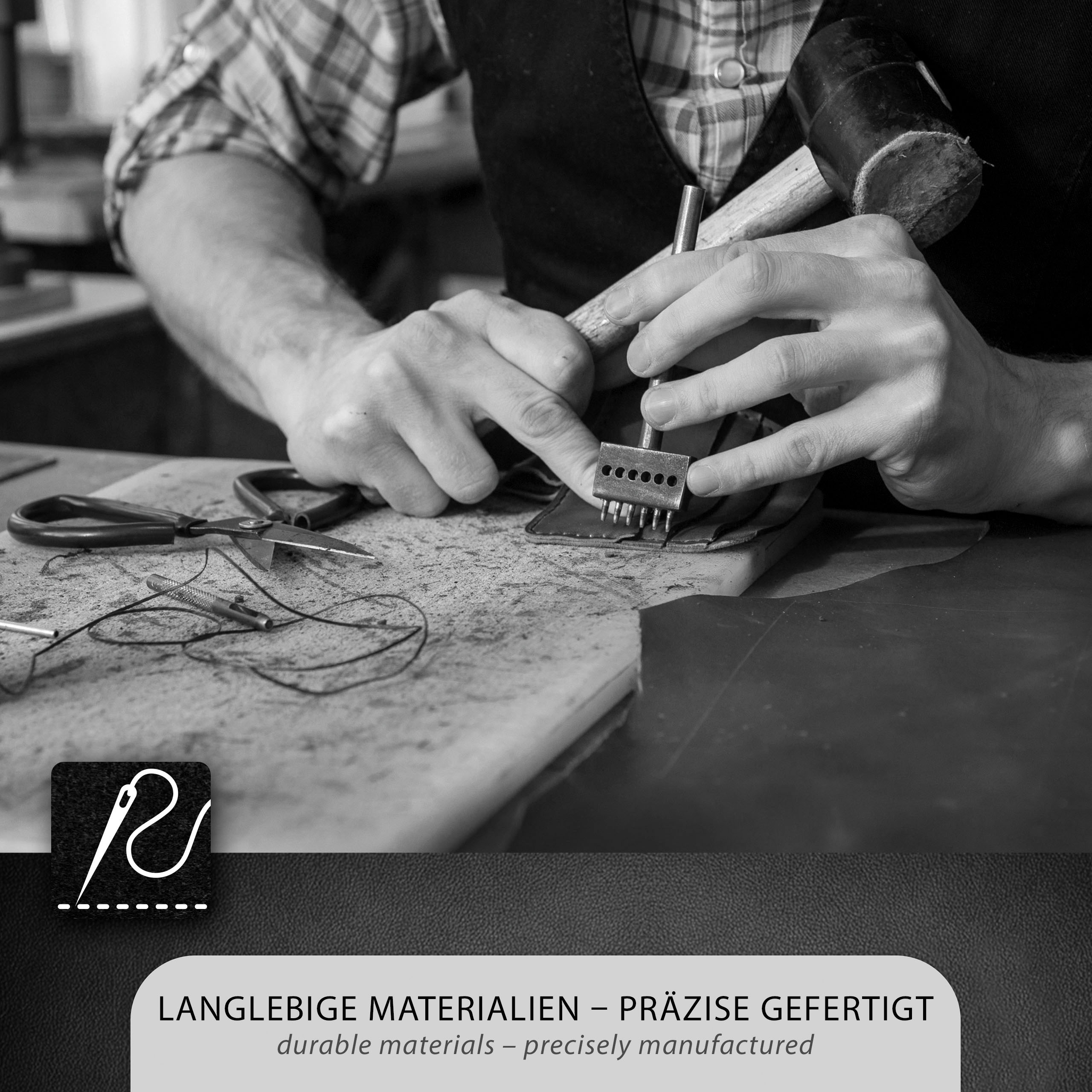 Ein Handwerker verwendet Hammer und Locher auf Leder. Schere und Faden liegen auf dem Tisch.