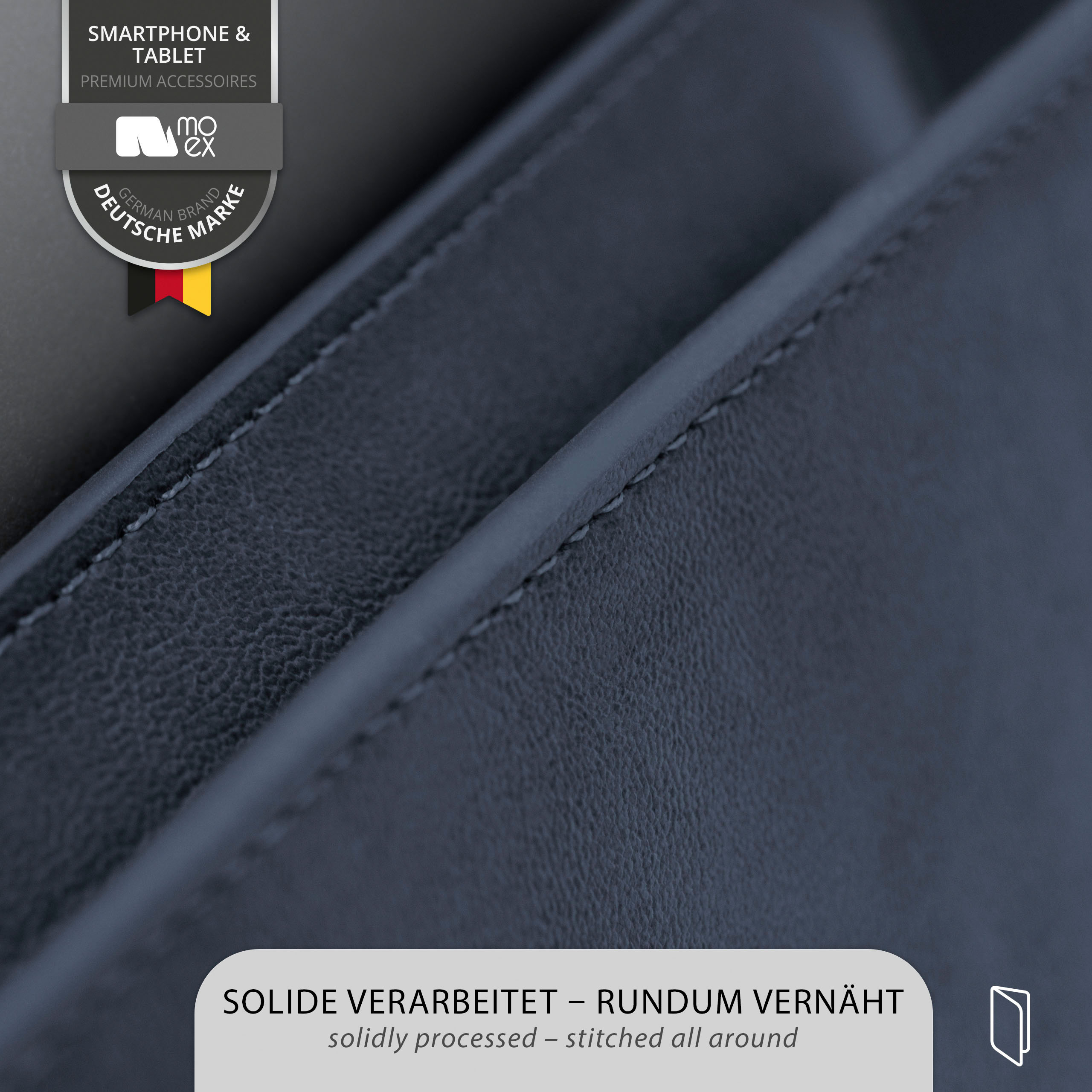 Nahaufnahme von genähtem dunkelblauem Leder, Markenlogo und Text unten.