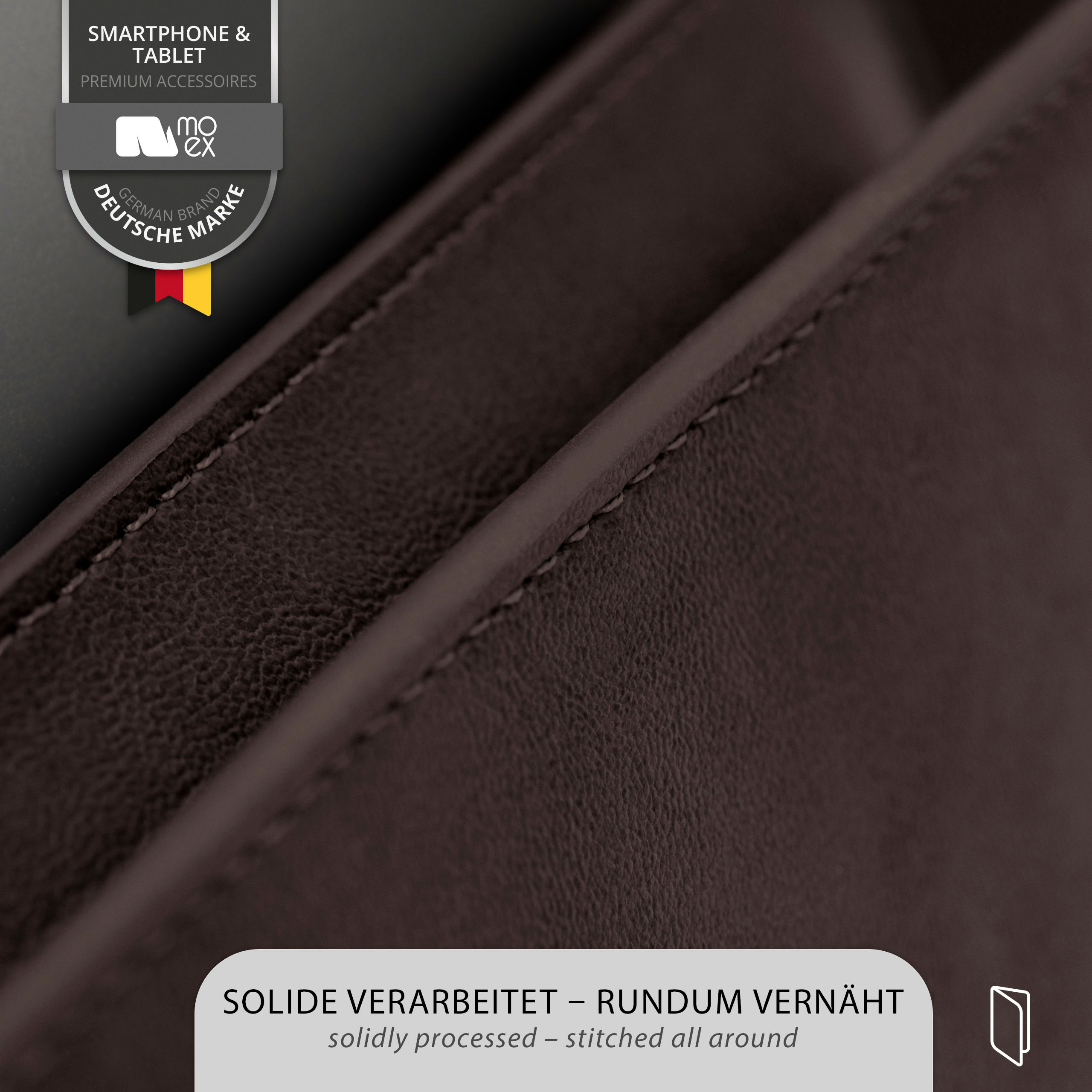 Nahaufnahme der braunen Handyhülle. Die Nähte sind genäht. Oben links ist ein Logo.