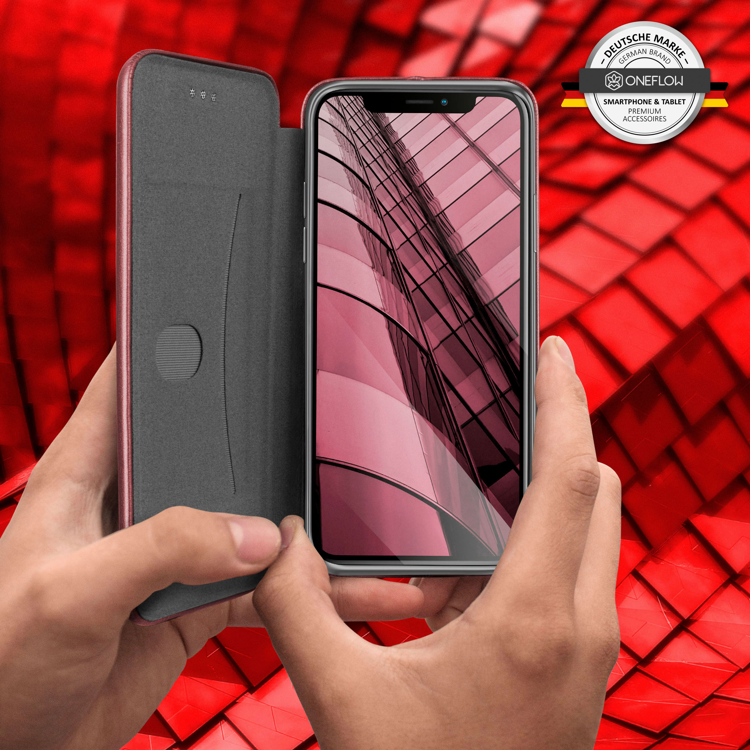 Person hält Telefon in einer Hülle. Roter Hintergrund.