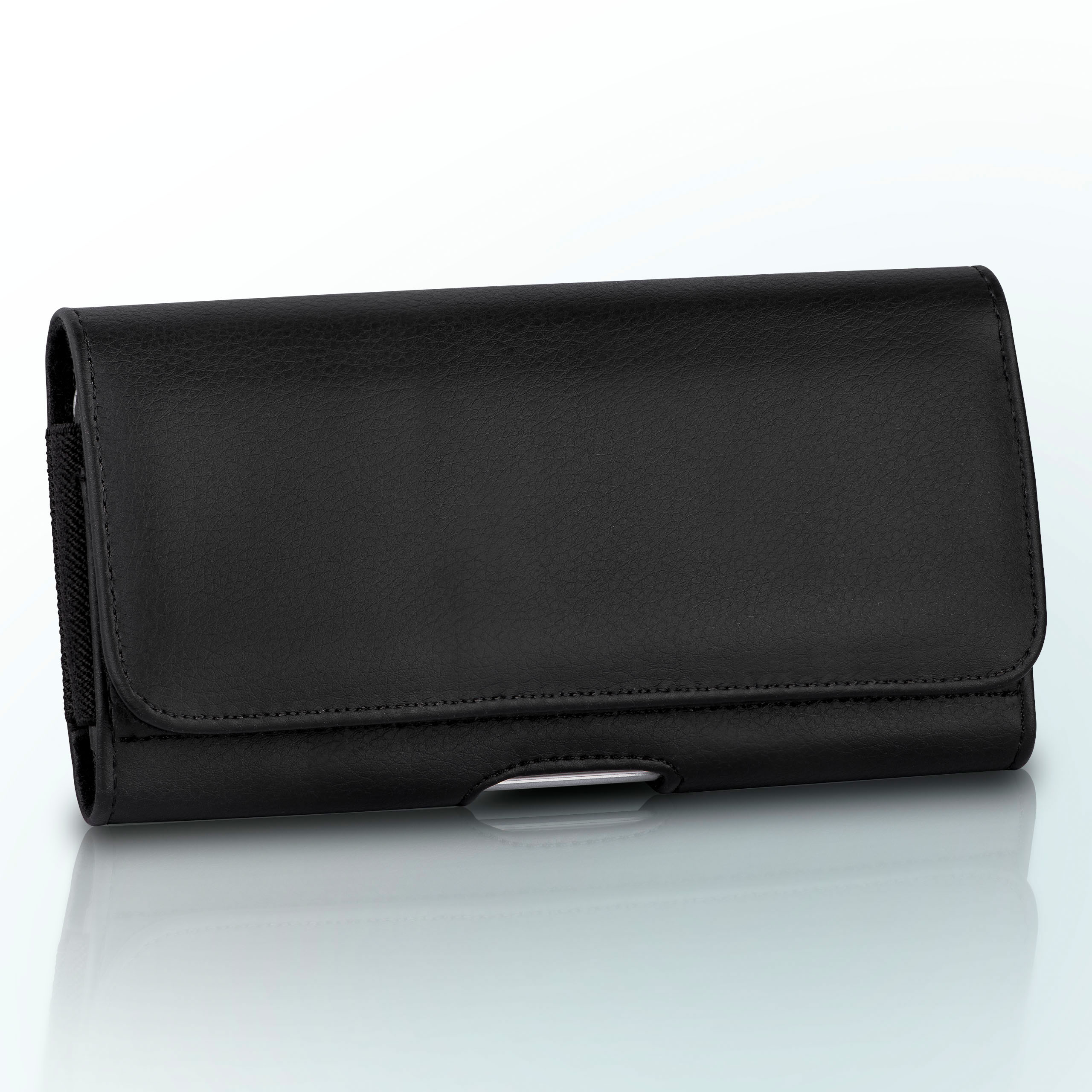 Schwarze Handyholstertasche mit Gürtelclip. Sie ist leer und hat eine glänzende Oberfläche. Der Hintergrund ist weiß.