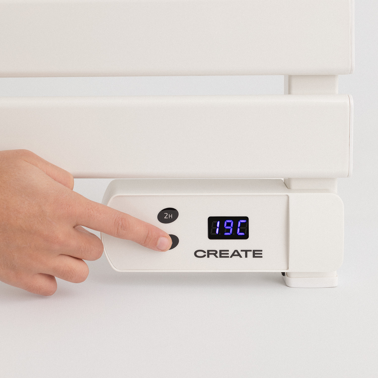 Una mano presionando un botón en un panel de control de calefacción blanco, mostrando 19C.