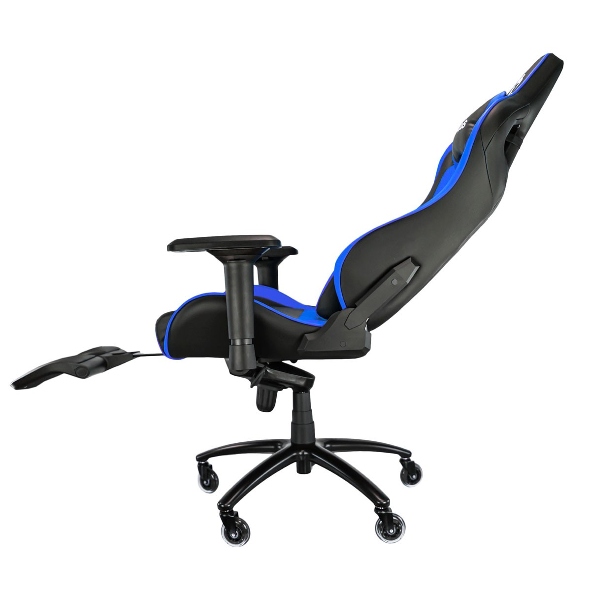 Silla gamer con marco negro, detalles azules y reposapiés extensible, sobre fondo blanco.