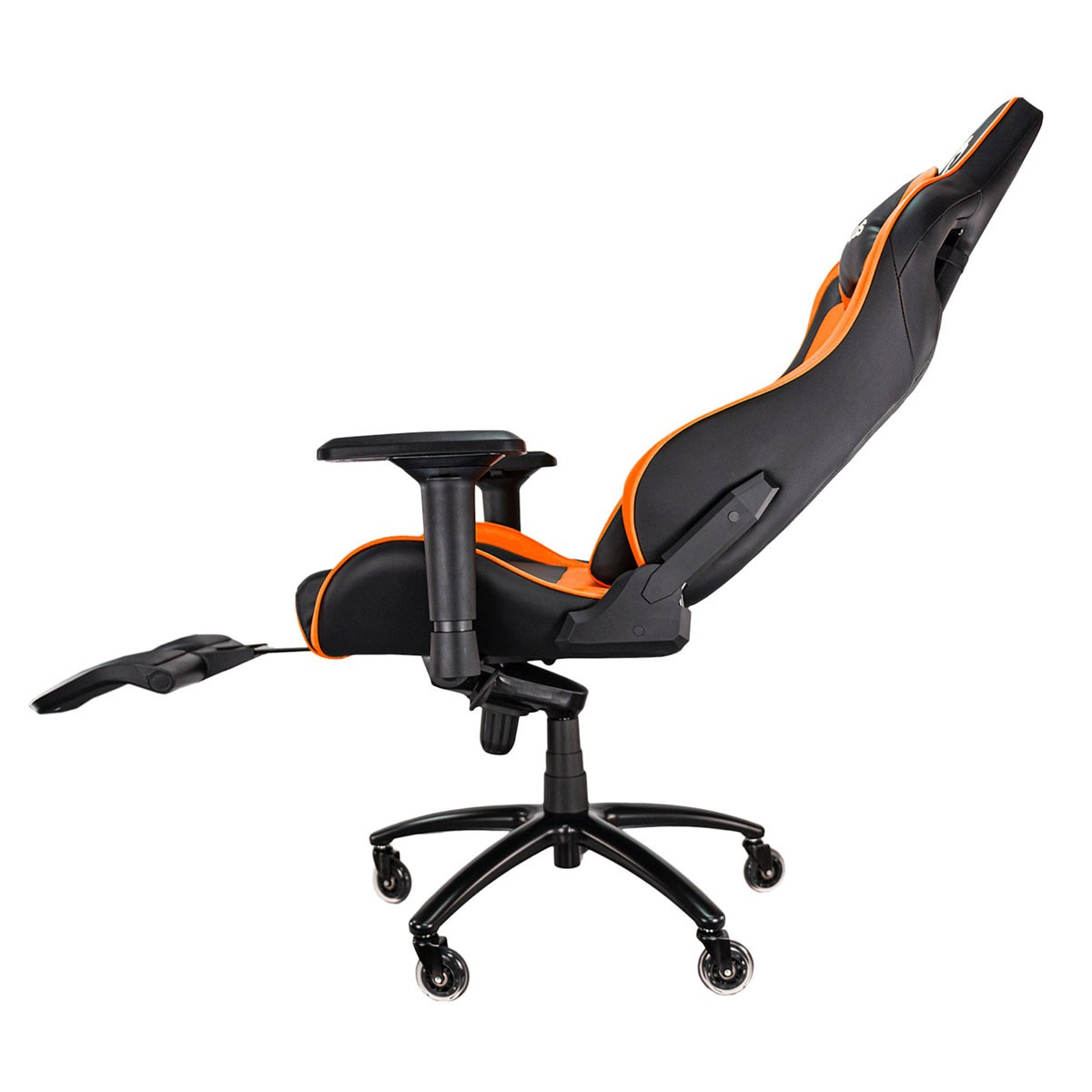 Silla de juego naranja y negra con reposapiés. Tiene ruedas y reposabrazos ajustables.