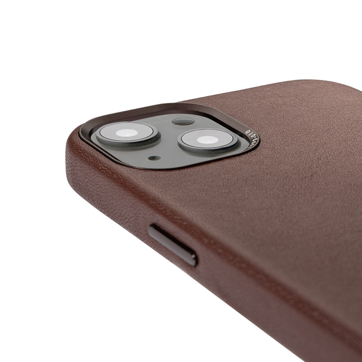 Eine braune Handyhülle mit einem Telefon darin, Nahaufnahme.