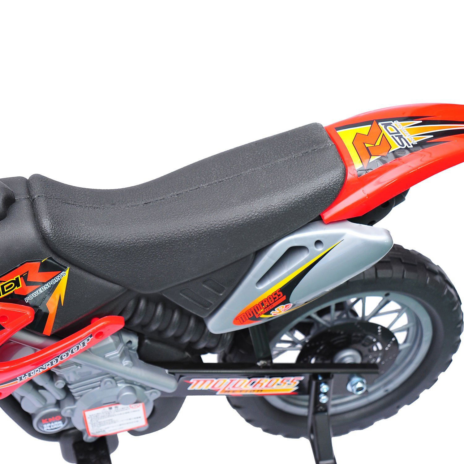 Moto de motocross de juguete, roja y negra, sobre un soporte. Incluye asiento negro.
