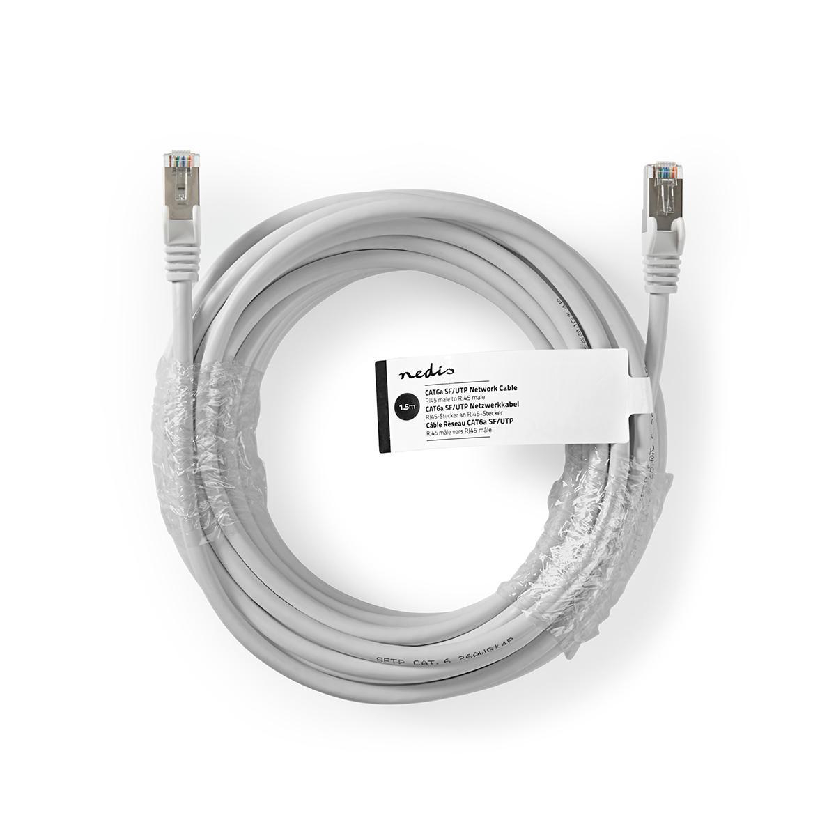 Cavo di rete bianco arrotolato con etichetta. Sfondo bianco.