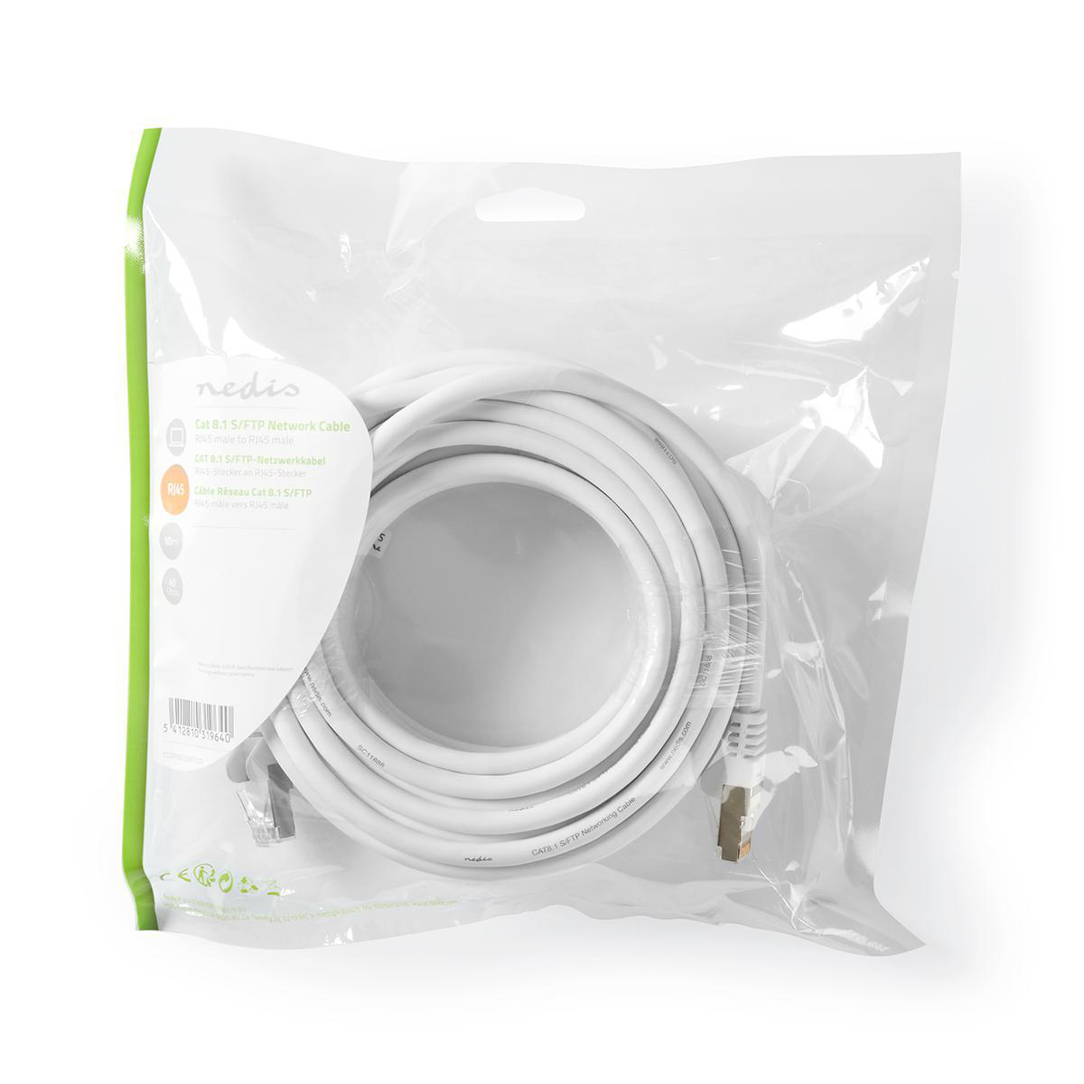 Cavo Ethernet bianco in un sacchetto di plastica trasparente. Etichetta visibile. Sfondo bianco.