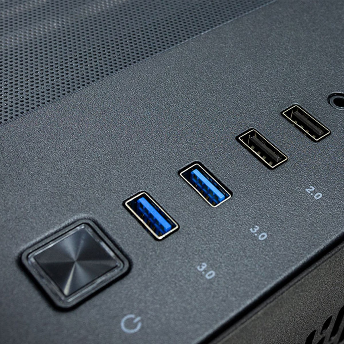 Parte superiore del case del computer con pulsante di accensione, porte USB e jack audio.