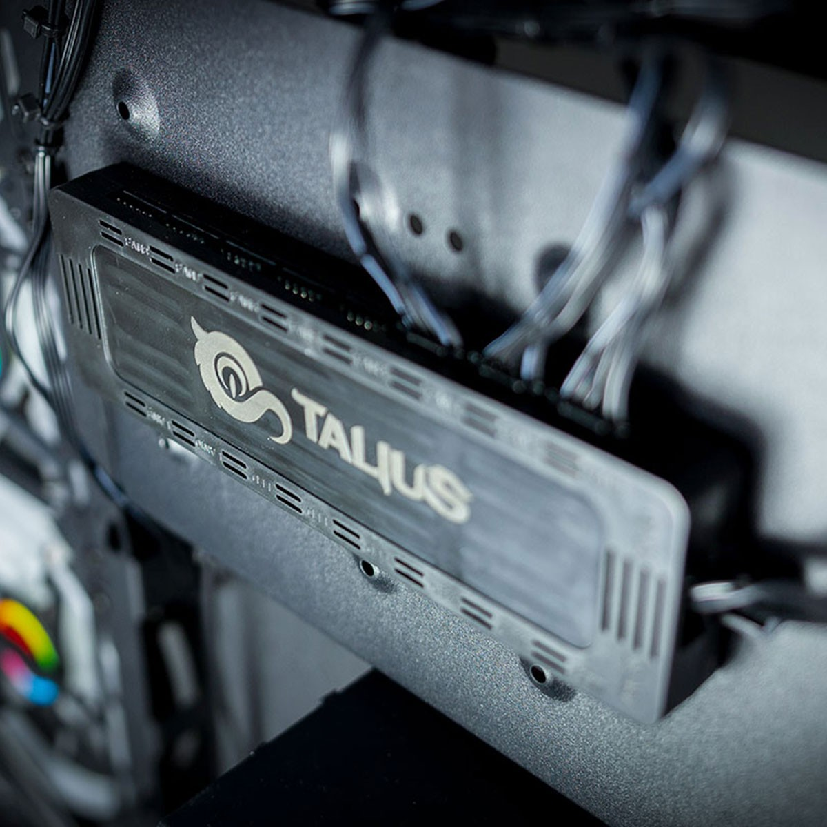 Componenti interni del computer, con logo Talius argentato.