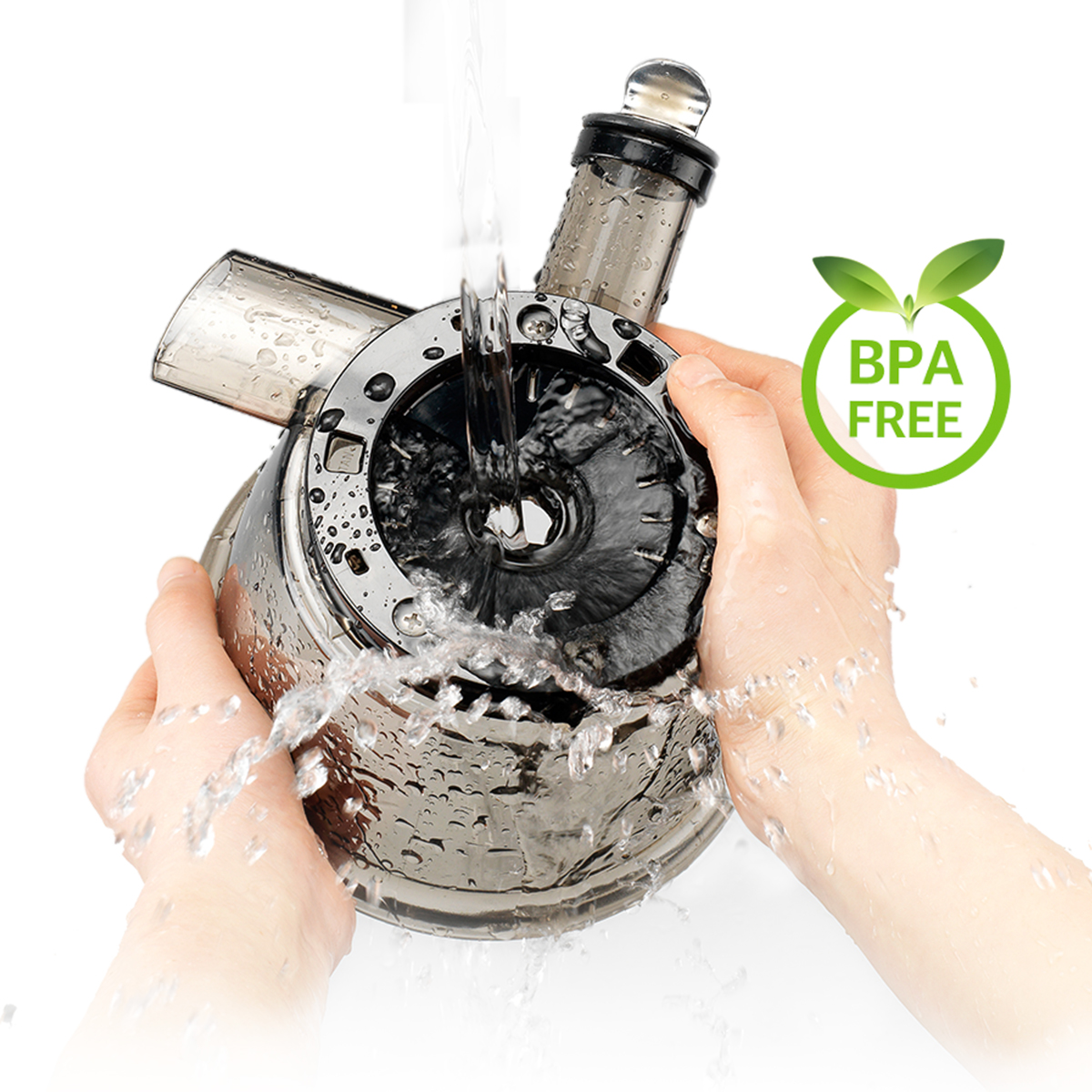 Hände waschen einen Entsafter. Wasser strömt. Grünes BPA-freies Logo ist sichtbar.