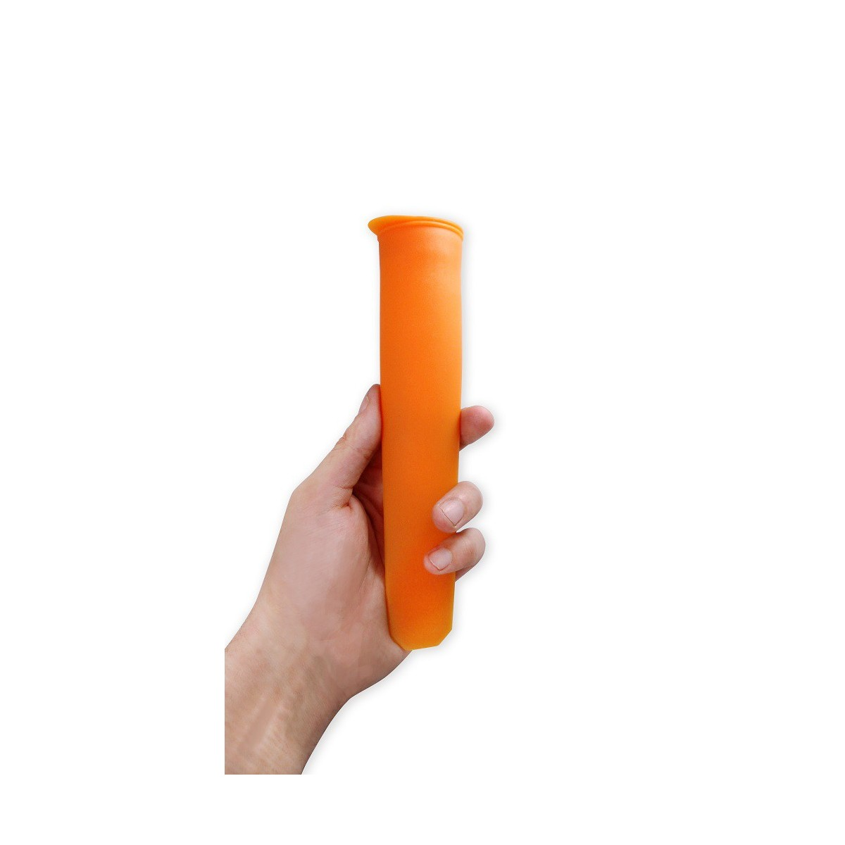 Una mano sosteniendo un molde de paleta naranja.