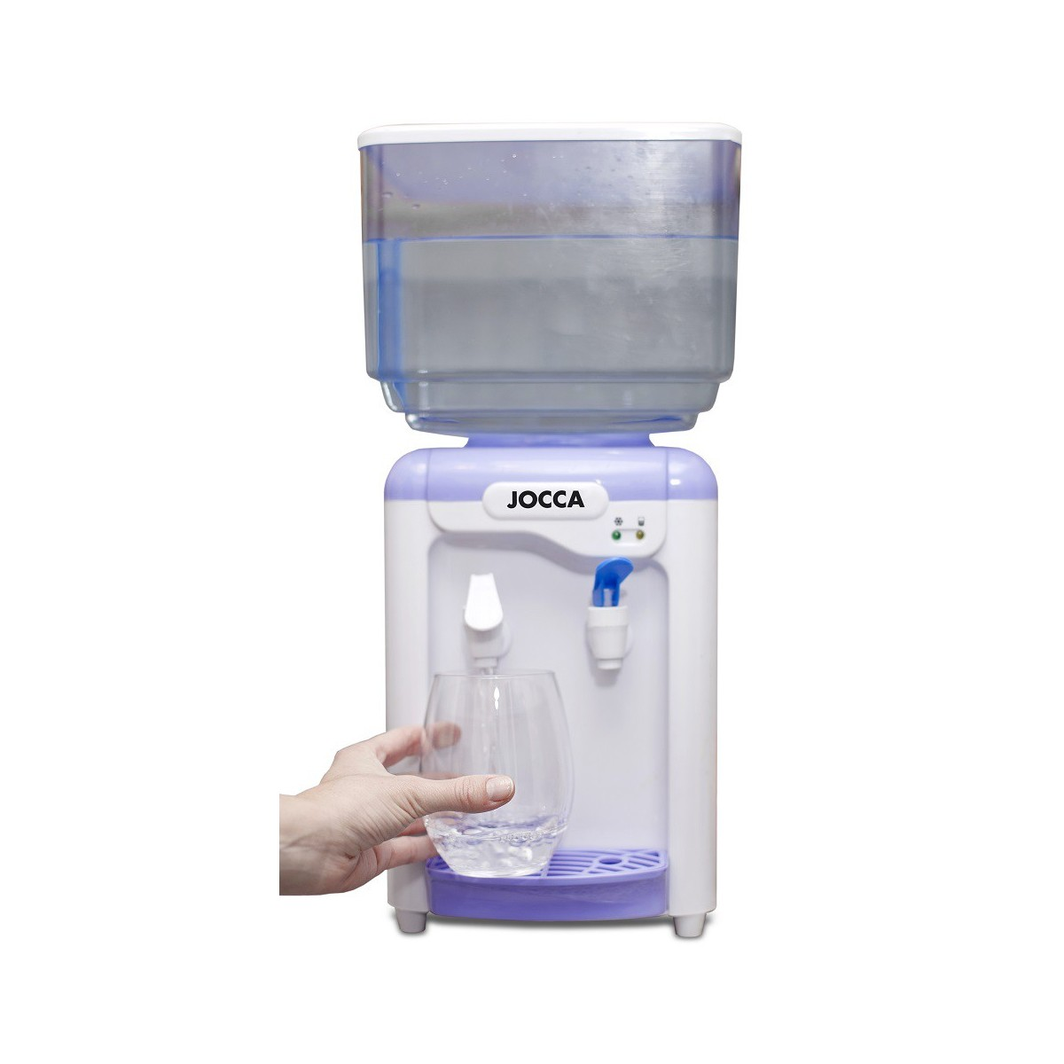 Wasserspender, der Wasser in ein Glas abgibt, auf weißem Hintergrund. Eine Hand ist sichtbar.