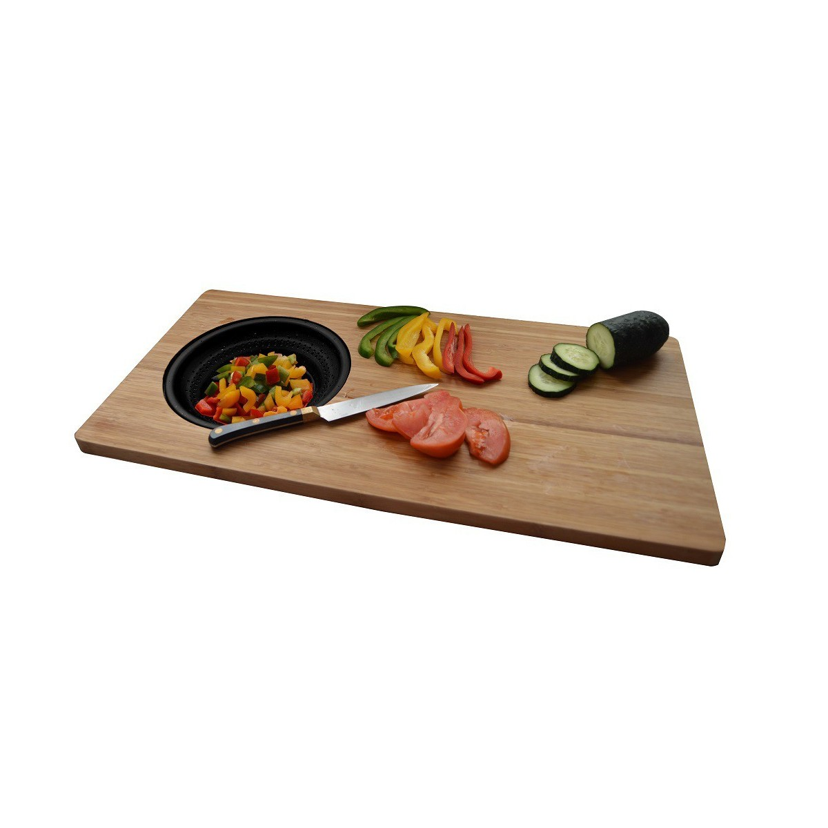 Tabla de cortar de madera con cuenco, verduras, cuchillo y tomates picados.
