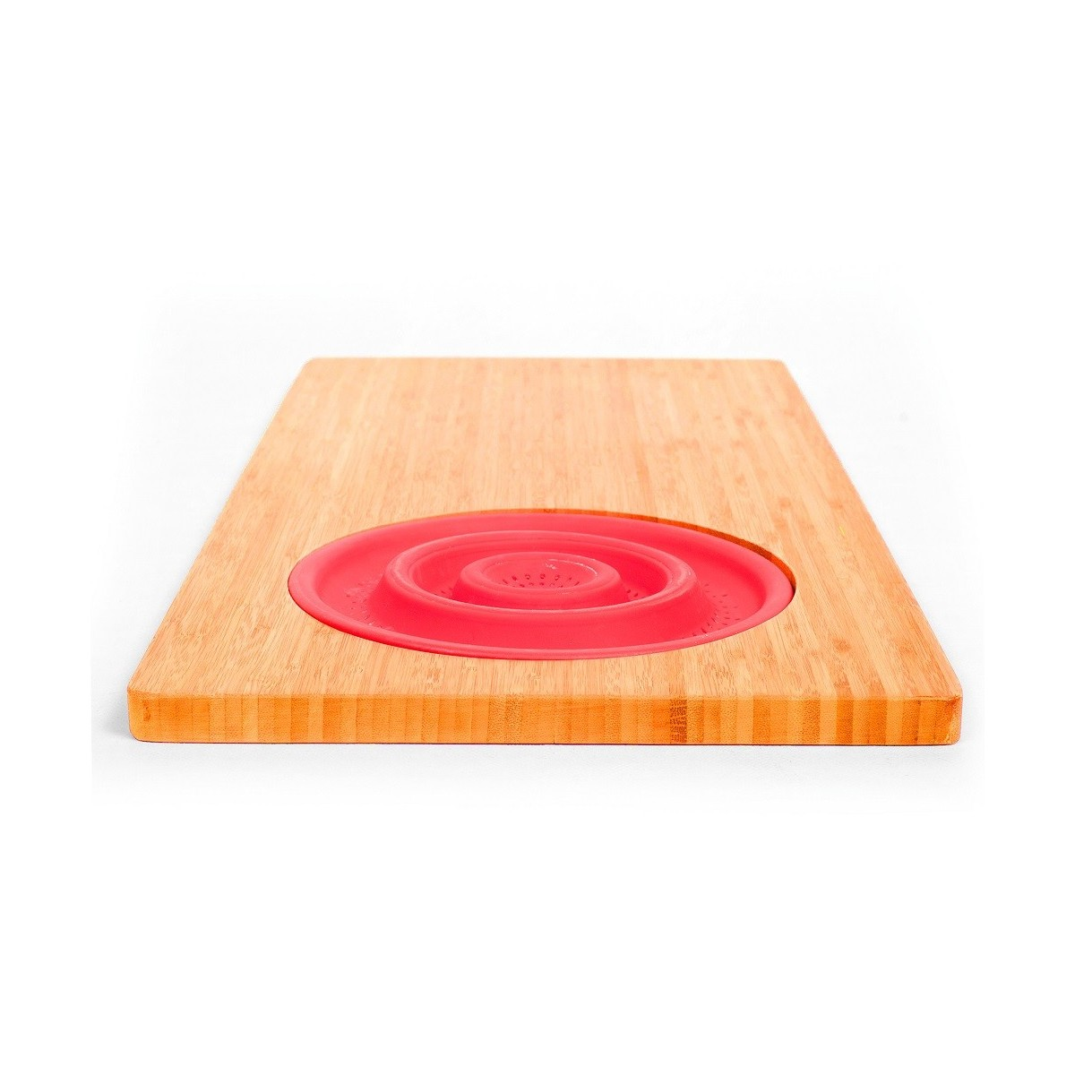Tabla de cortar de madera con un inserto de silicona rojo y circular, sobre un fondo blanco.