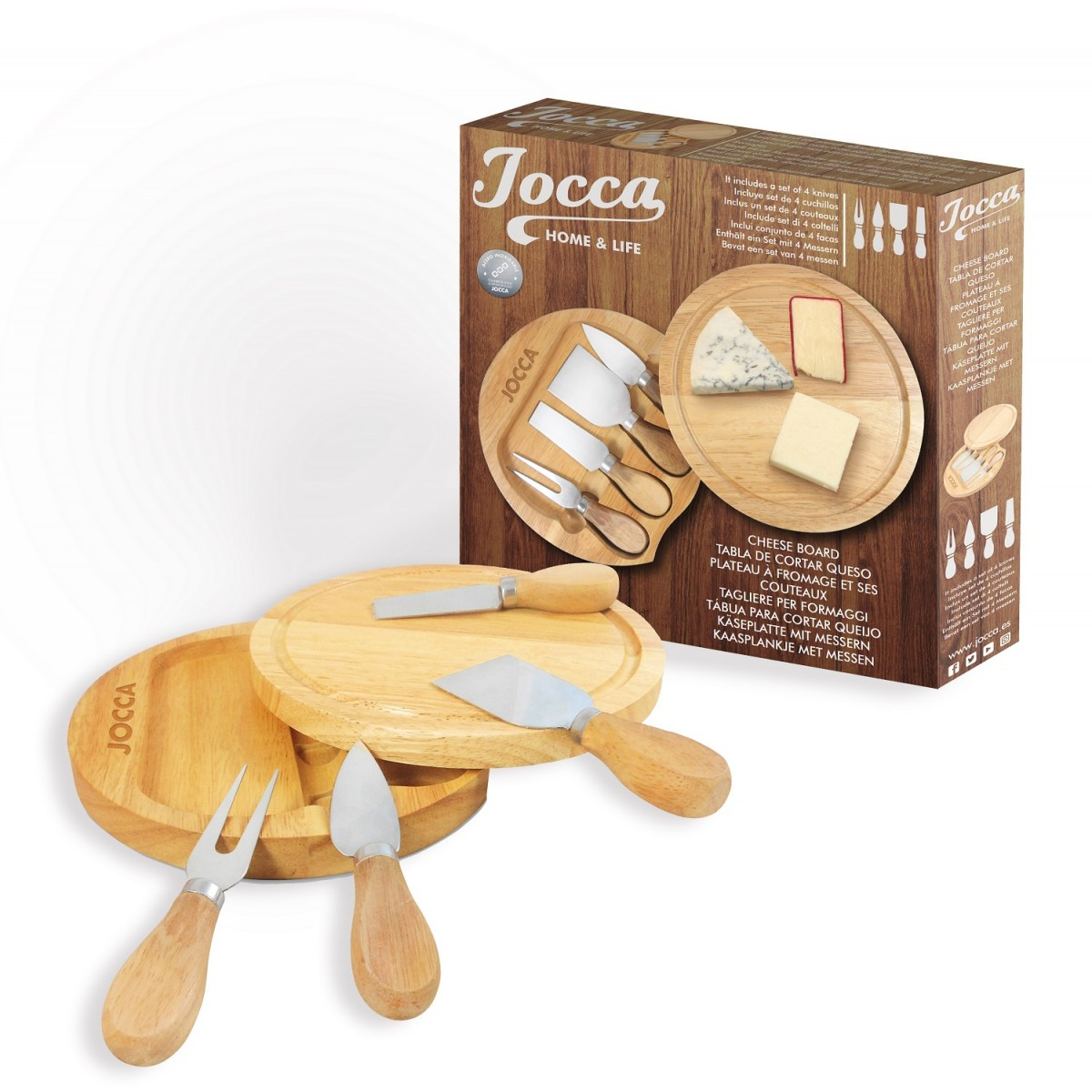 Käsebrett-Set mit Messern und Käse auf einem Holzbrett, mit einer Box im Hintergrund.