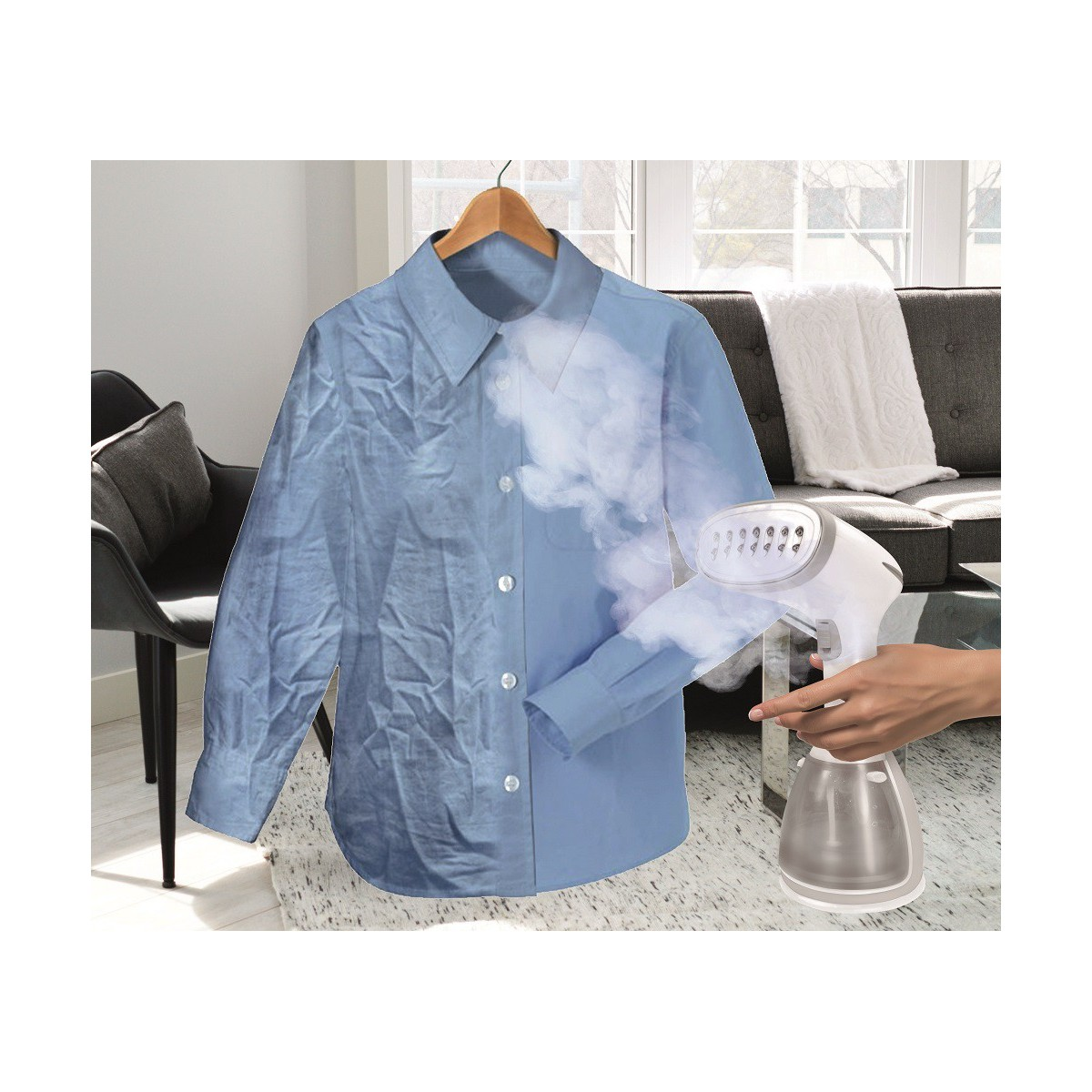 Una camisa azul siendo planchada al vapor por un vaporizador de mano blanco. La mitad de la camisa está planchada.