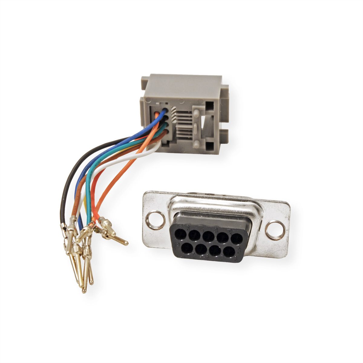 Grauer Stecker mit Drähten und ein silberner Stecker mit neun Löchern. Weißer Hintergrund.