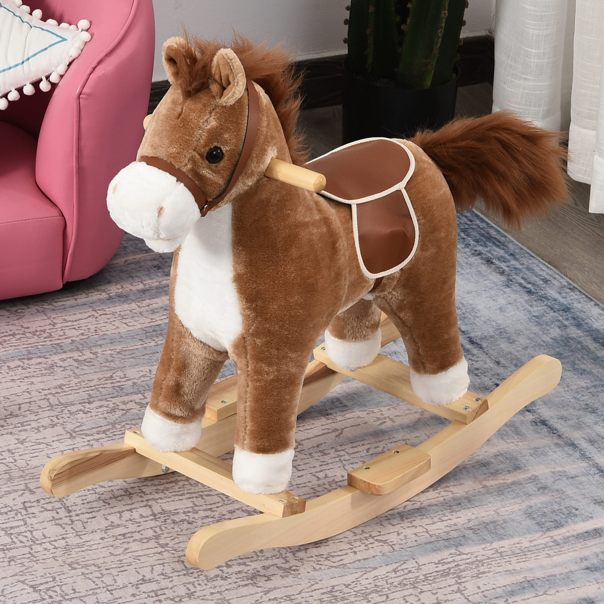 Caballo balancín de peluche marrón con hocico blanco sobre base de madera.