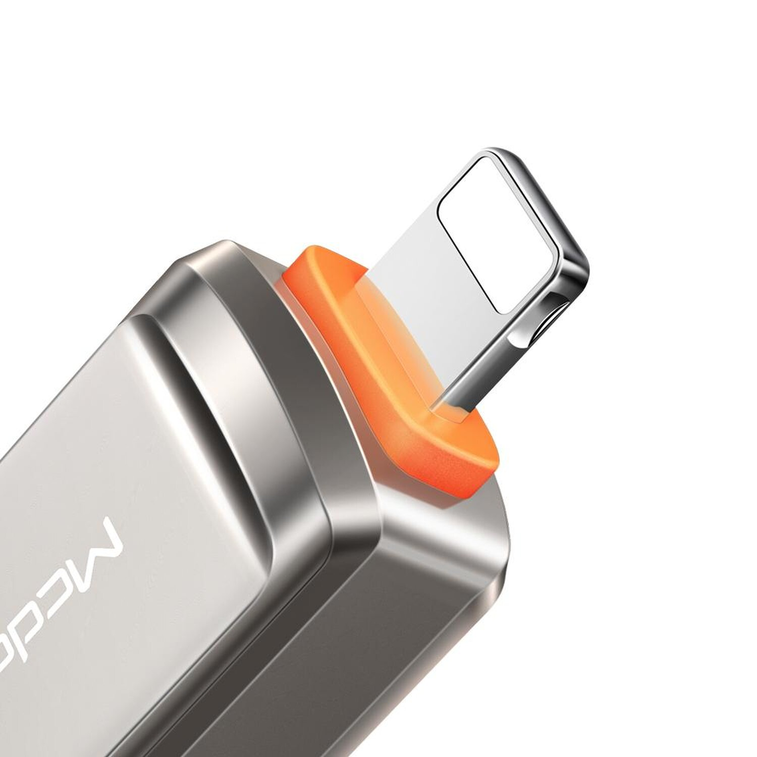Silberner USB-Stick mit einem orangenen Teil. Der USB-Anschluss ist freigelegt und silberfarben.