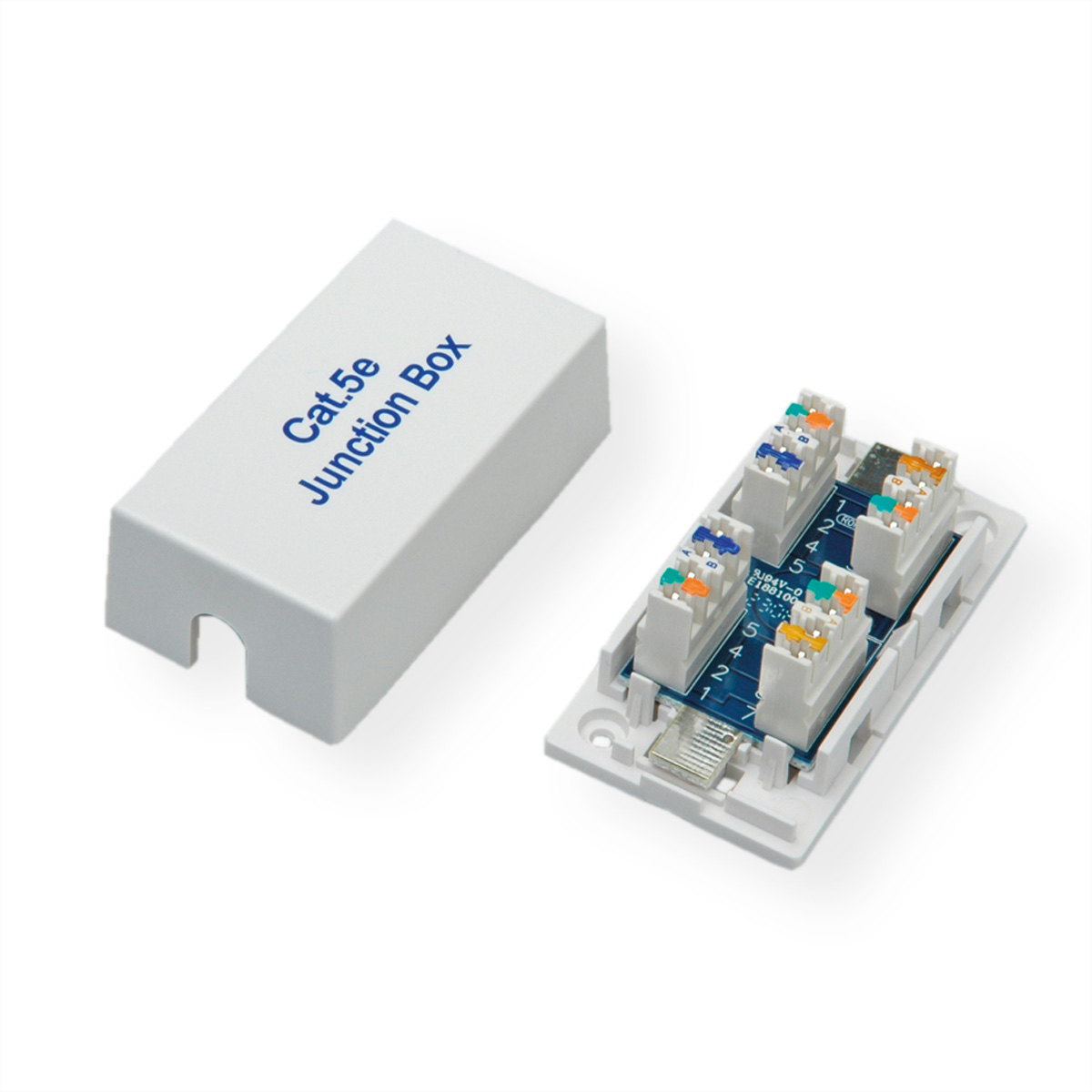 Weiße Anschlussdose mit Deckel, geöffnet, um Anschlüsse zu zeigen, beschriftet 'Cat.5e Junction Box'.