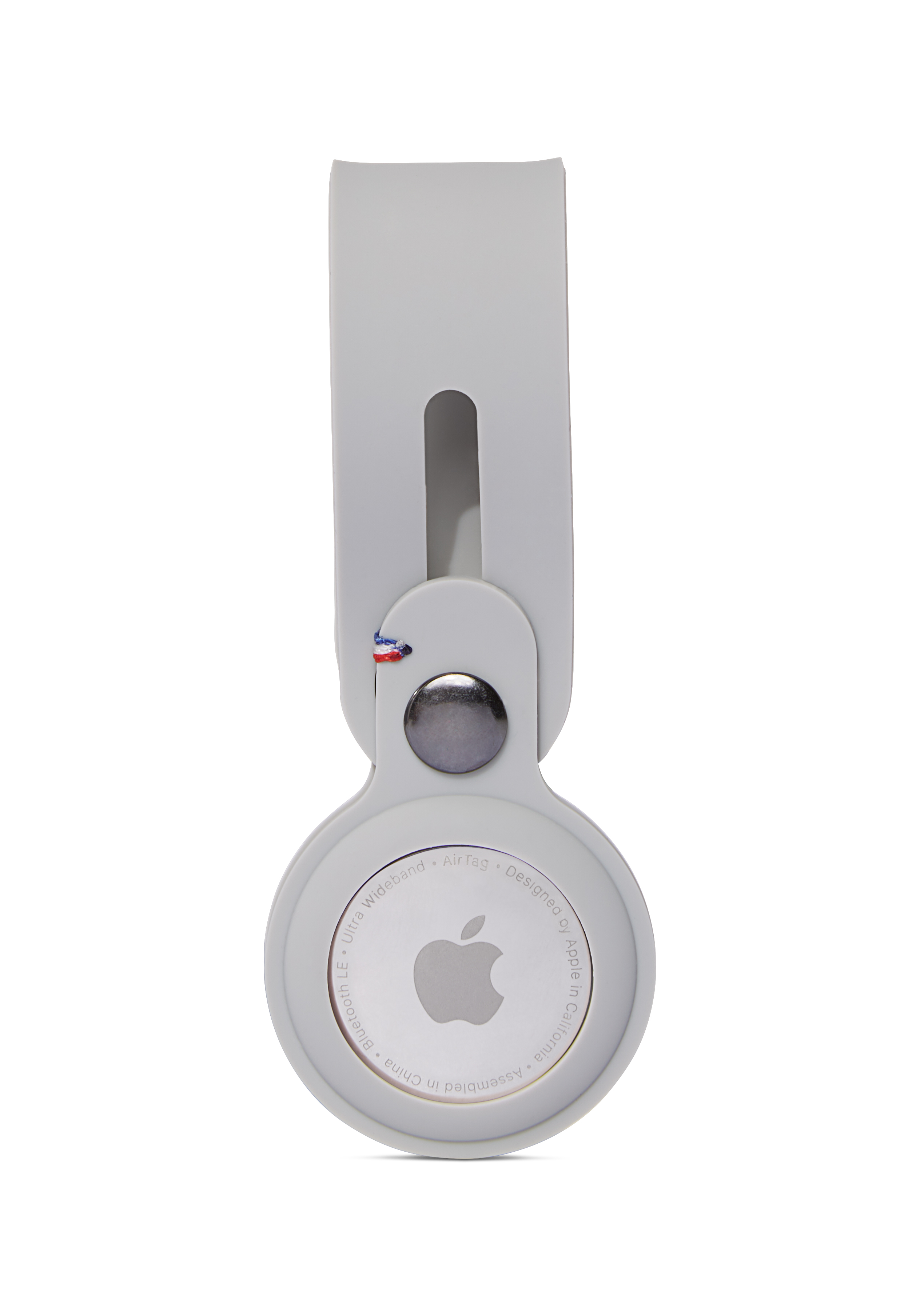 Un Apple AirTag bianco con cinturino grigio. Ha il logo Apple e la scritta 'AirTag'.